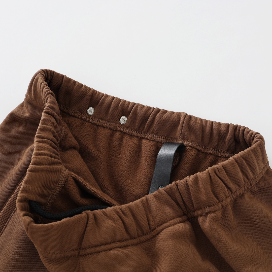 CH's new embroidered shorts in Merlad Brown. All sizes are now available. Original Hong Kong import, purchased for 8700. Made of 330g pure cotton, soft and comfortable to the touch. Features garment-washed finish, imported TAJIMA machine-positioned e