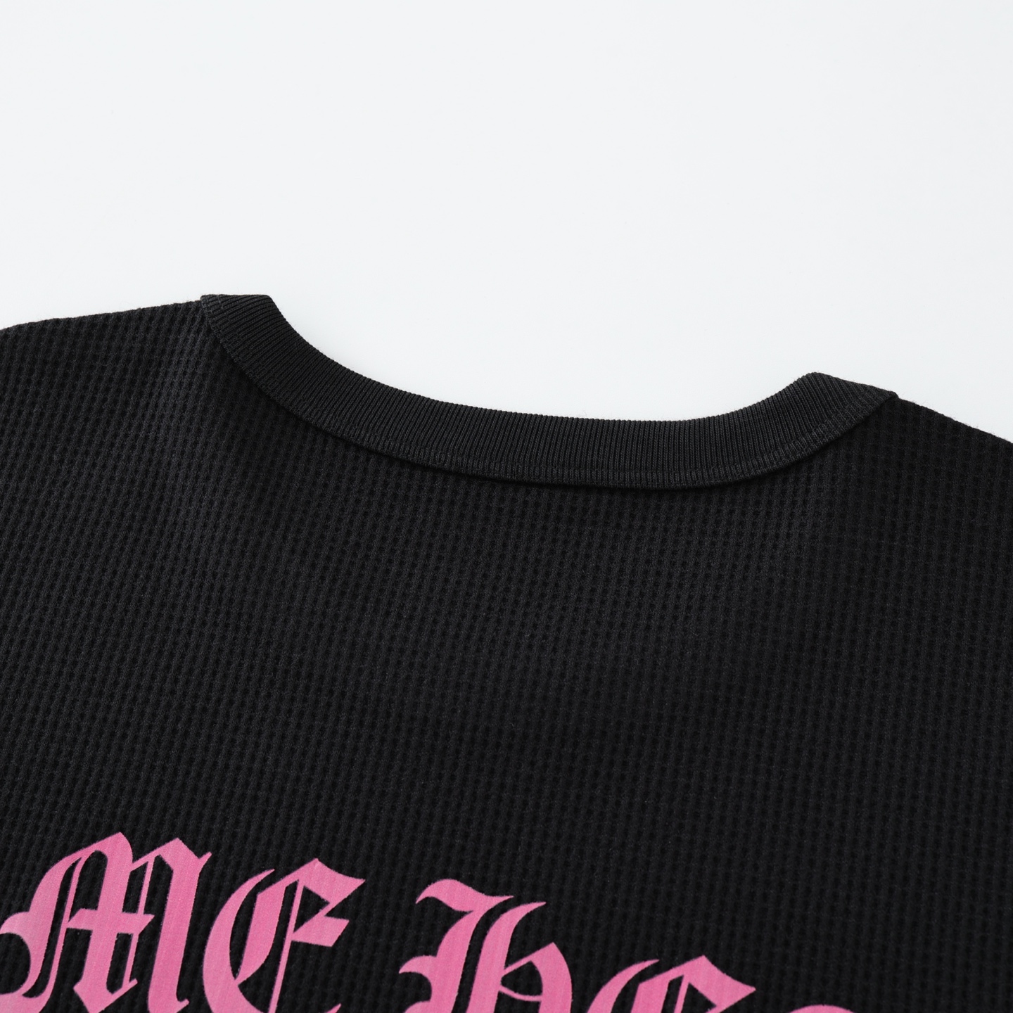 CH's new pink letter Sanskrit waffle long-sleeved shirt. All sizes are now available. Original version purchased from Hangzhou Guozhuan for 18,000 RMB. The fabric is 280g 100% cotton waffle material. The print uses a white ink heat transfer process.