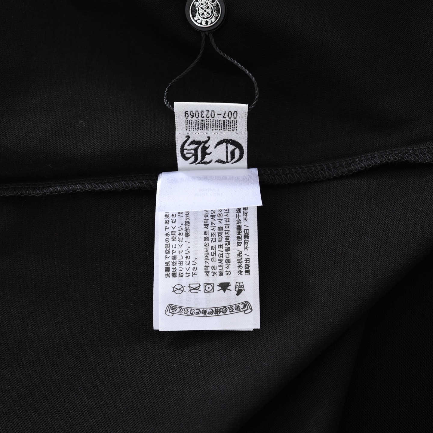 CH's new 20th Anniversary Vegas Limited Edition Short-Sleeve T-Shirt. All sizes are now available. Made of 200g 26kJ 100% cotton with a garment-wash finish. The print uses a combination of ink printing and gloss lamination. Custom-made accessories. P