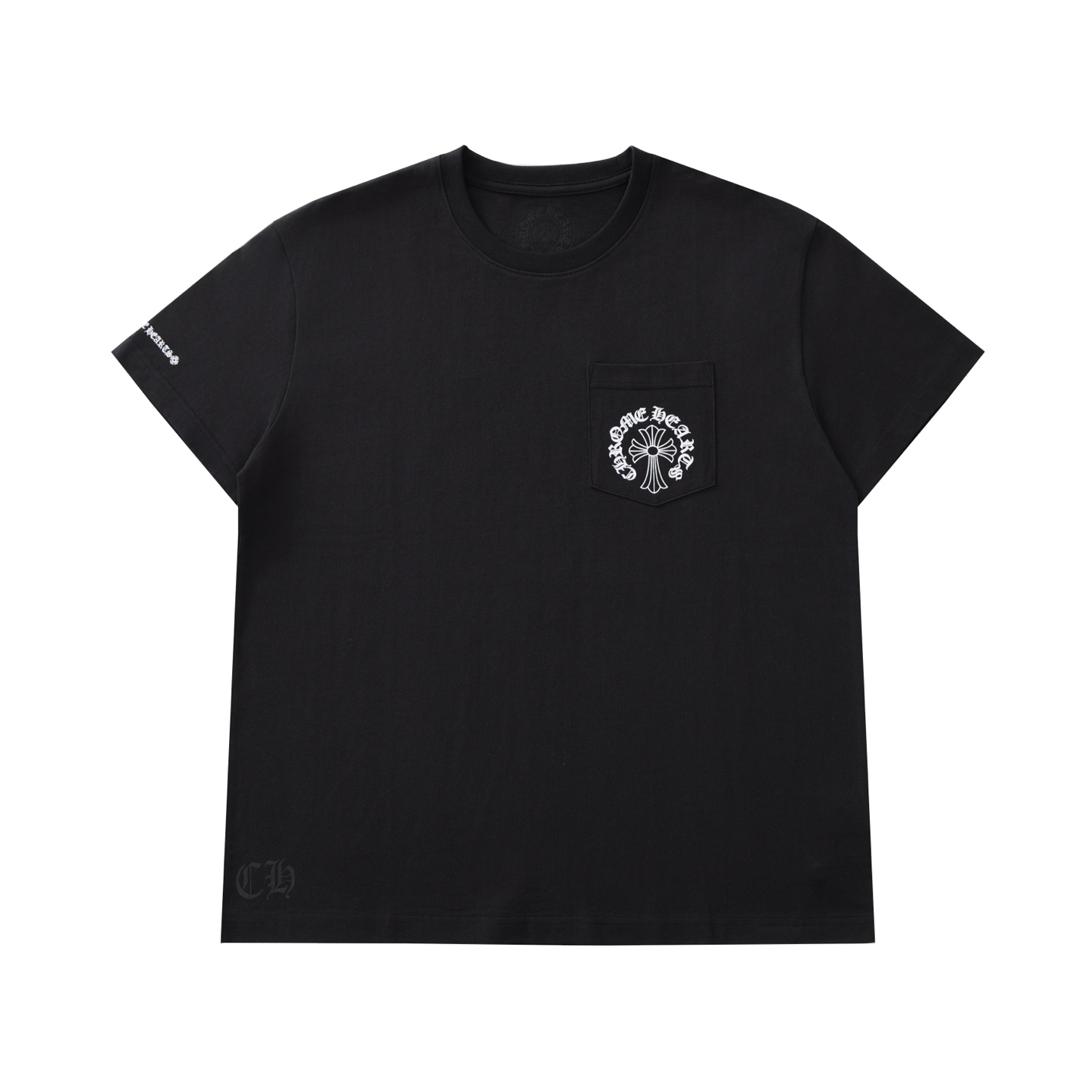 CH's new short-sleeved T-shirt with a subtle three-element pattern on the back. Available in two colors and all sizes. Made of 230g 26-knit cotton with a garment-wash finish. The print uses an ink-printing process. Custom-made accessories. Produced b