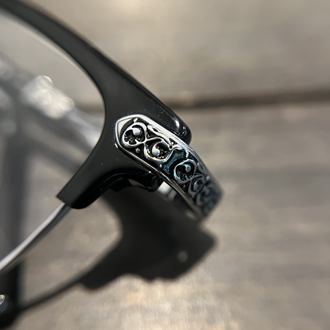 Chrome HeartsVine-patterned Glasses, Classic Black FrameTitanium alloy frame, as popular as Xue Zhiqian's glasses, unisex, classic vine element on the temples, impeccable detailsSizes: 54 (18-146)A universally flattering style, fashionable bla
