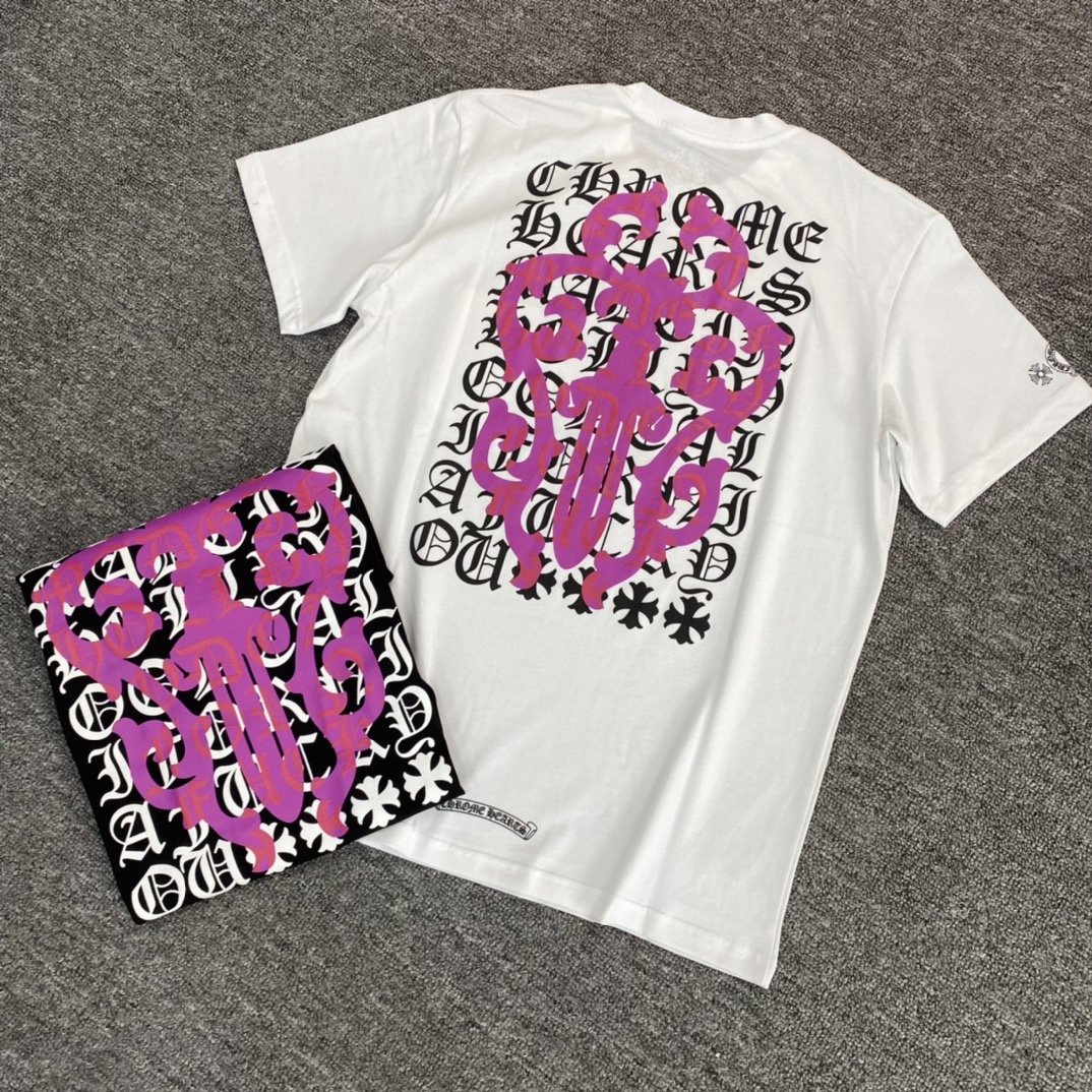 Chrome Hearts (CH) Purple Sword & Dagger Full-Back Letter Short-Sleeve T-ShirtFurniture: Custom-woven and dyed 40% count 230g pure cotton, single-sided reactive dyeing. The entire garment features a hand-printed thermosetting ink, resulting in a sl