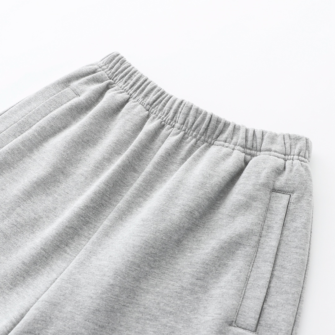 CH's new cross shorts. Two colors and all sizes are now available. Made with 330g imported natural heather yarn, woven by Conny Ltd., for a soft and comfortable feel (unlike domestic terry cloth). The garment features a washed finish. The pocket lini