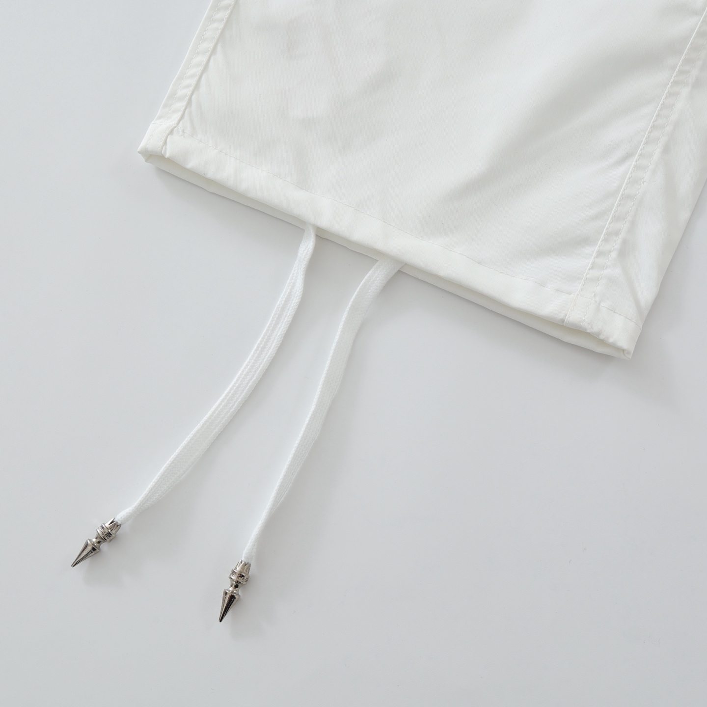 CH's new colorful patchwork paratrooper pants. Two colors and all sizes are now available. Made with a 200g synthetic fiber + cotton blend yarn, featuring a technically advanced three-proof fabric. The patchwork is made of imported lambskin leather,