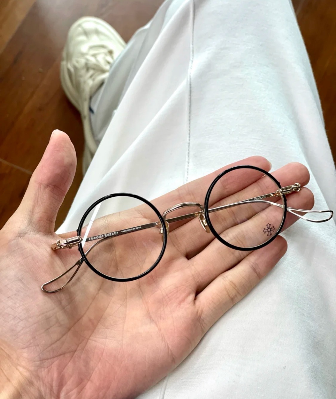 【Chrome Hearts Silver Accessories, Black Cross Glasses】Total weight: 16 grams. Extremely lightweight.Feels like you're not wearing any.Suitable for everyday wear, very comfortable.Accessories are 925 sterling silver, identical to the authentic p