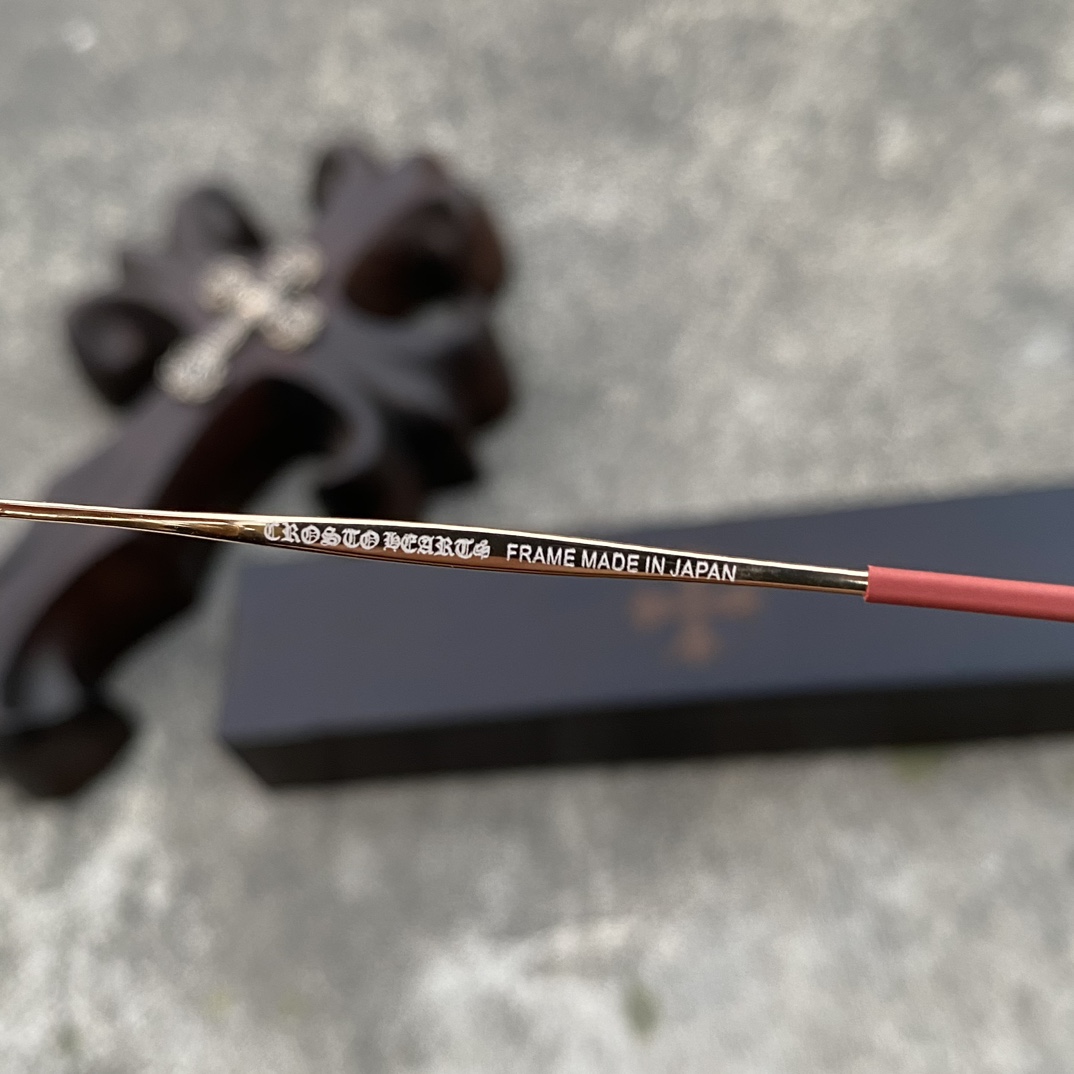CH Ultralight Pure Titanium Cross-Shaped Glasses (Red and Gold Color Scheme)A super popular pair! Consistent with the original, nose pads, and mixed-media quality. Every detail is meticulously crafted, including exclusive hand-engraved lettering. O