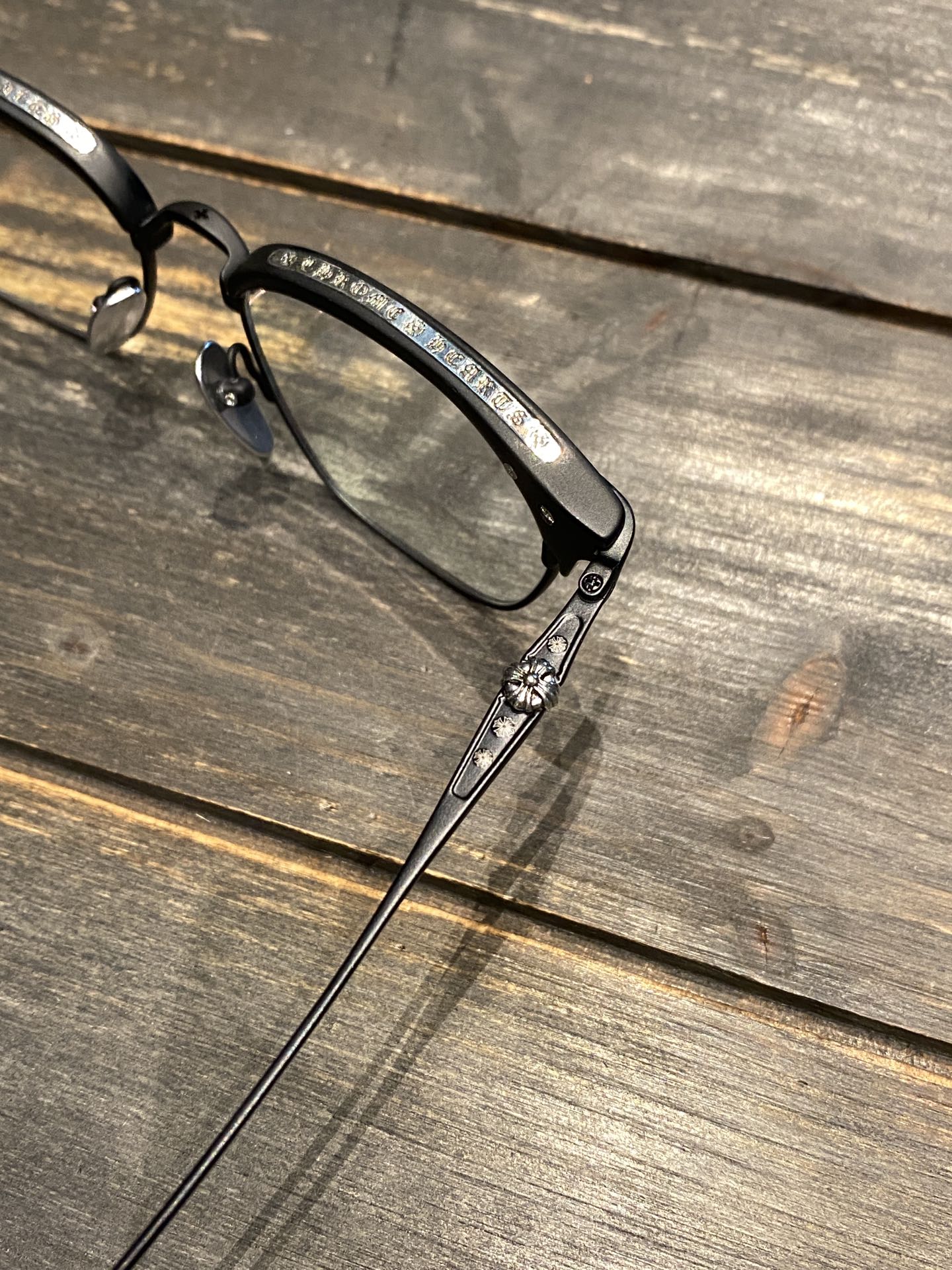 Matte Black, Xue Zhiqian's Style GlassesAuthentic frames costing over 10,000 RMB are directly disassembled and developed from scratch; agent prices have been comprehensively reduced.Classics never go out of style. The Sluntradiction frames, which
