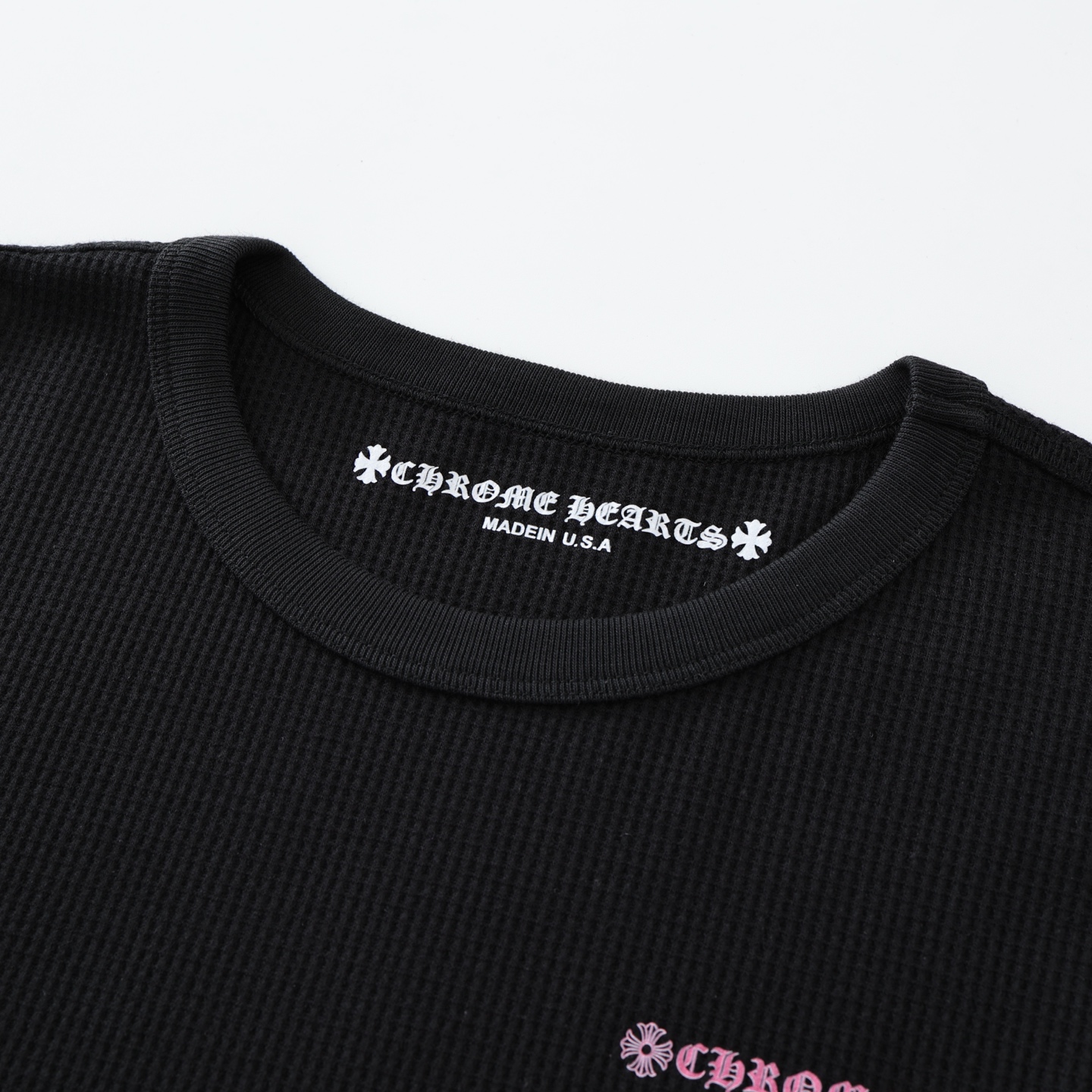 CH's new pink letter Sanskrit waffle long-sleeved shirt. All sizes are now available. Original version purchased from Hangzhou Guozhuan for 18,000 RMB. The fabric is 280g 100% cotton waffle material. The print uses a white ink heat transfer process.