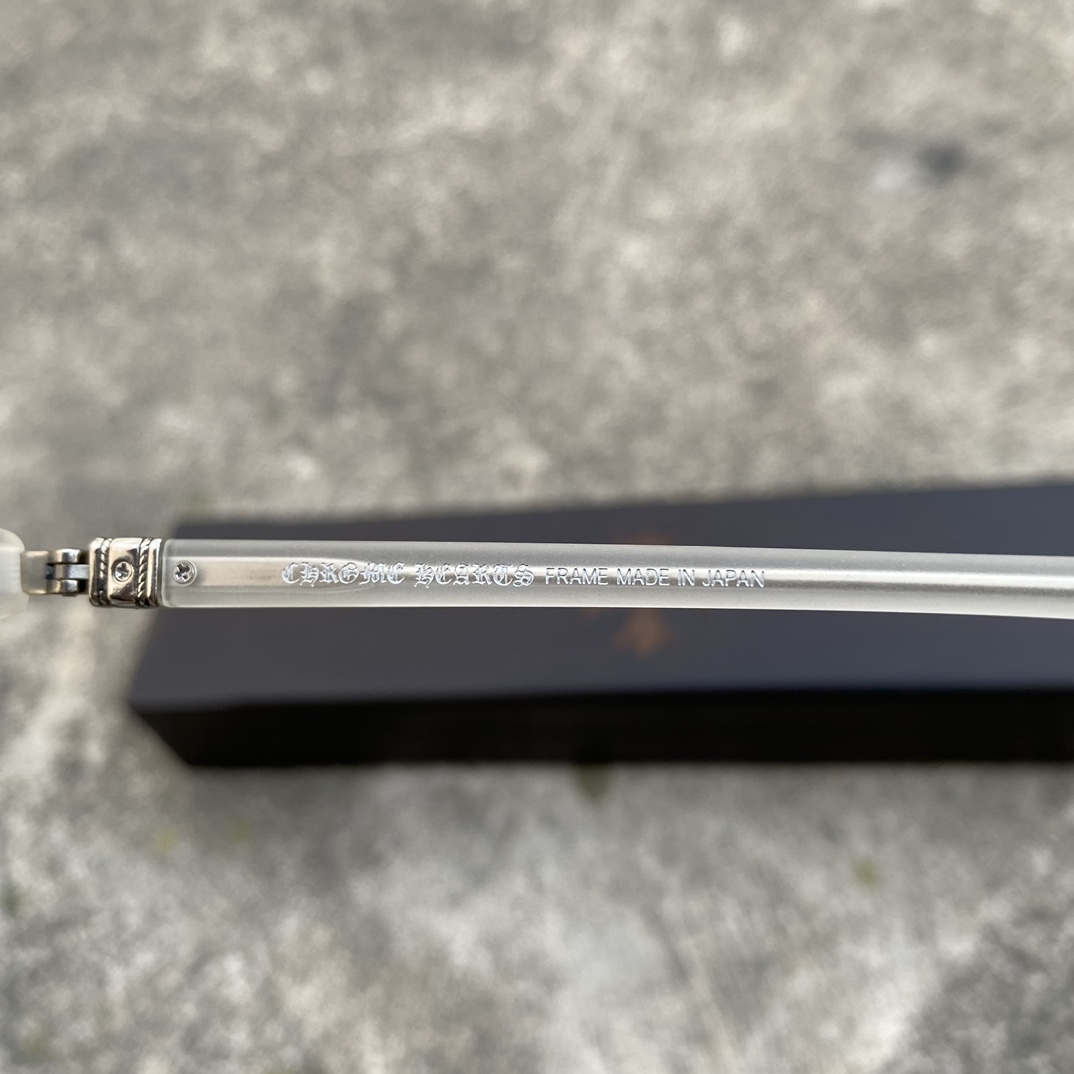 CH Semi-transparent Cross-Pattern GlassesA super popular pair, identical to the original, with high-quality nose pads and meticulous attention to detail. Exclusive hand-engraved lettering. Only a few hundred yuan!Glasses are personal items; we do