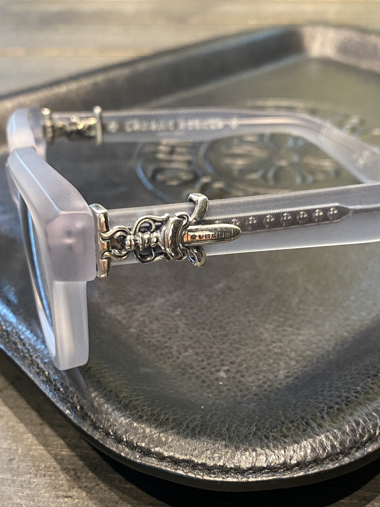Chrome Hearts925 Sterling Silver Accessories Sky Grey Sword GlassesCombination frame with two 925 sterling silver sword ornaments. Two cross-shaped details inside. 1:1 replica, meticulous attention to detail. The large black frame is very flatter