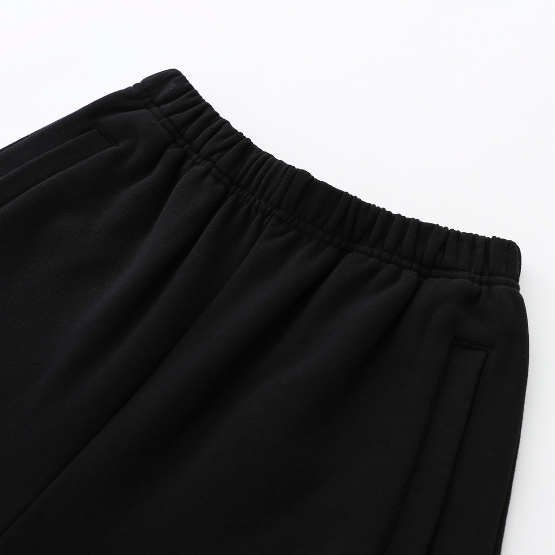 CH's new cross shorts. Two colors and all sizes are now available. Made with 330g imported natural heather yarn, woven by Conny Ltd., for a soft and comfortable feel (unlike domestic terry cloth). The garment features a washed finish. The pocket lini