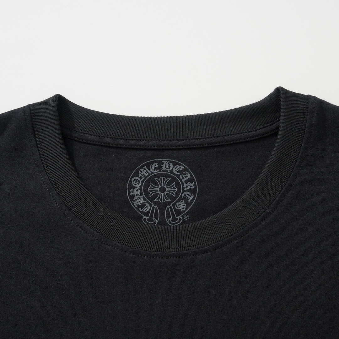 CH Foti Skull T-Shirt. Made of 230g 100% cotton. The print uses a thermosetting ink process. Custom-made accessories. Produced by a major manufacturer, demonstrating exceptional craftsmanship. Comfortable and natural to wear. Sizes S-XL