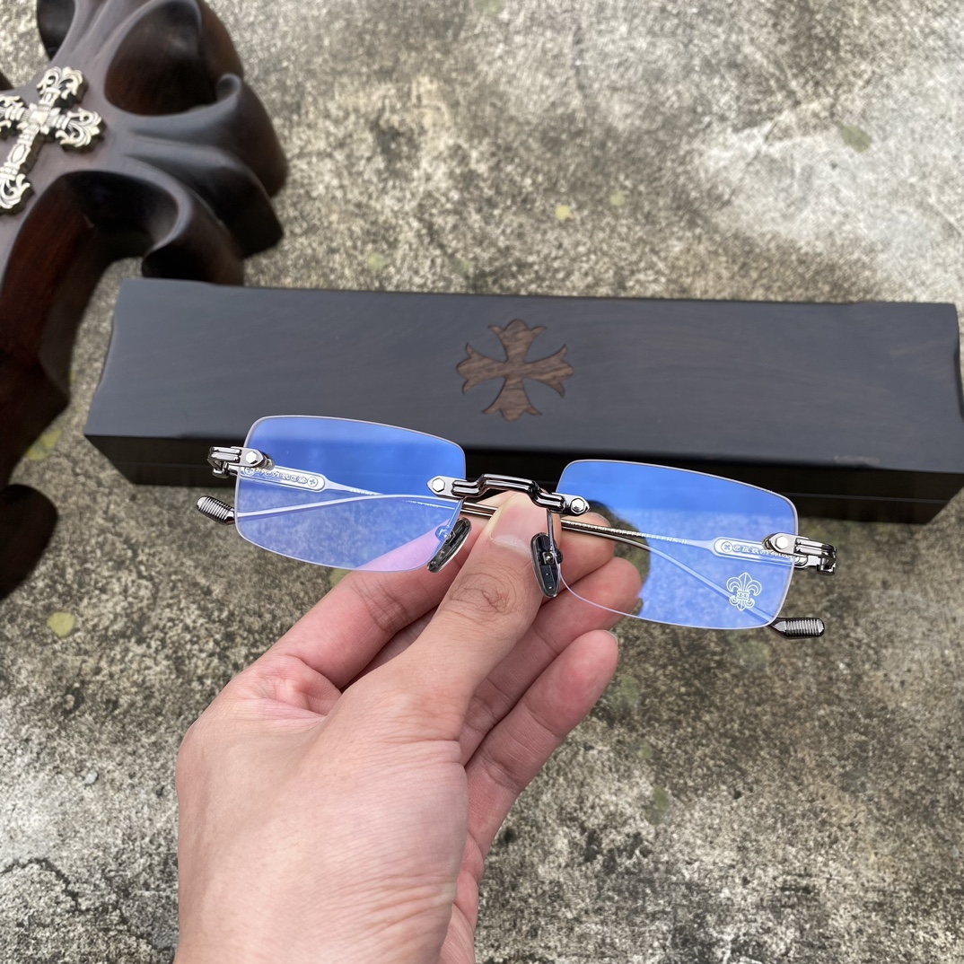 CH Frameless Cross-Patterned Gunmetal GlassesA super popular model, identical to the original, with high-quality nose pads and a mixed-media finish. Every detail is meticulously crafted, featuring exclusive hand-engraved lettering. Only a few hundr