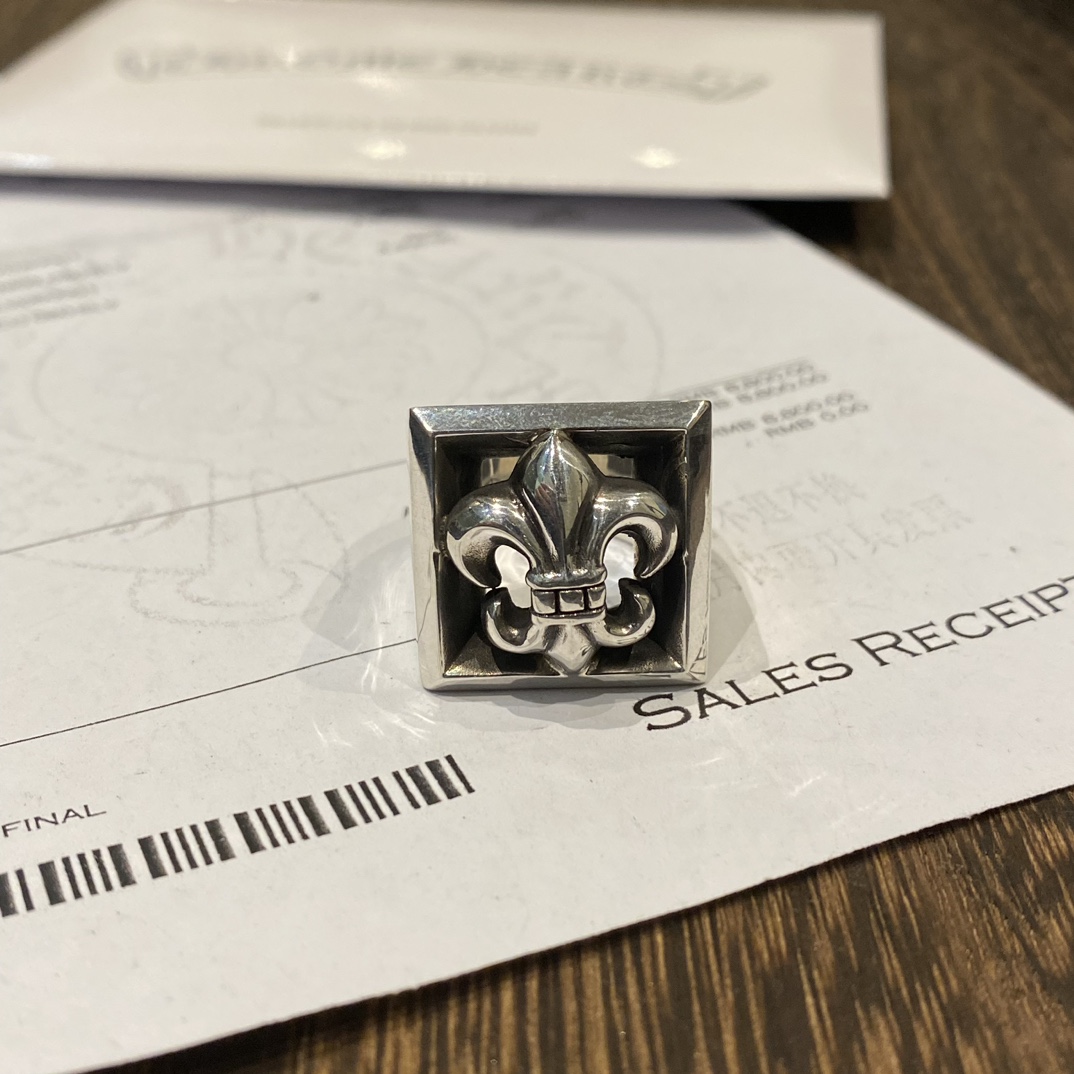 Chrome HeartsTop-Quality Domestic Version: Hollowed-Out Scout Flower RingAuthentic Design, High-Quality Antique and Engraving, Oxidized TextureYears of Refinement, No Further Modification Needed. Original Camera Photos. This hollowed-out cross