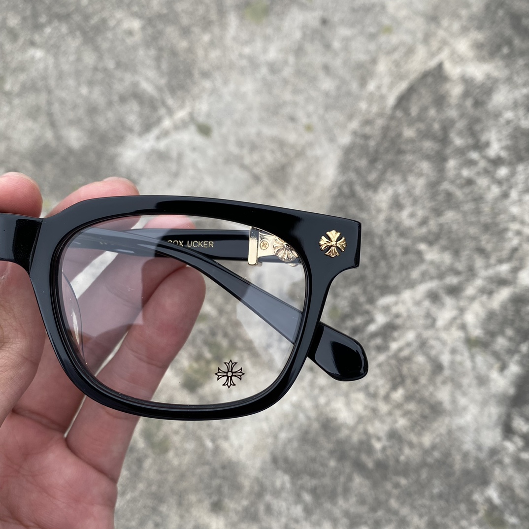 Chrome Hearts Gold Cross Black Frame Diamond-Studded GlassesExtremely comfortable to wear. This is another top-quality pair of glasses. The cross logo is printed on both sides of the frame, understated yet detailed. Suitable for both men and women.