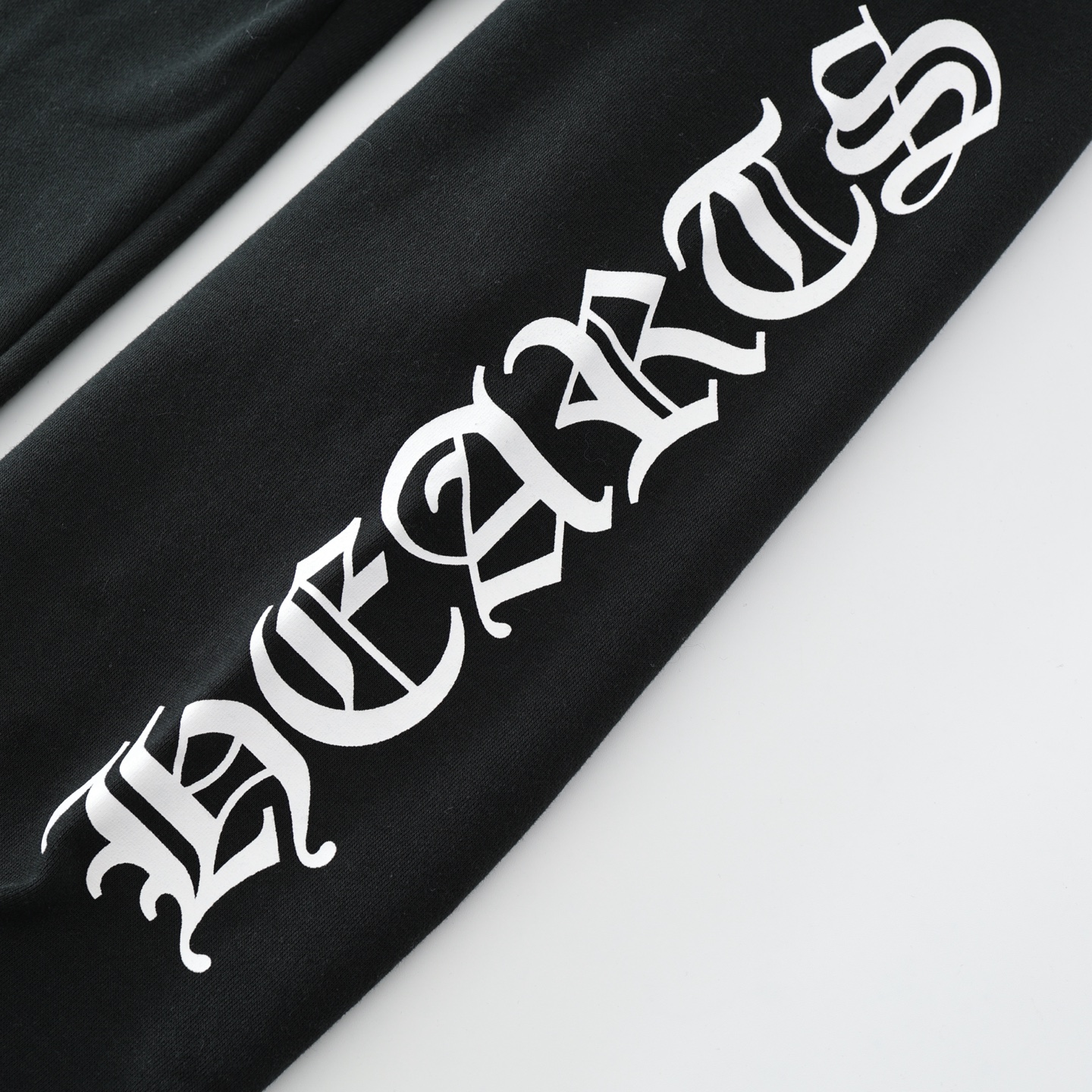 CH's new horseshoe-patterned Sanskrit long pants are now available in all sizes. Originally purchased from Dewu for 6200 RMB. Made of 480g 100% cotton with fleece lining. Printed with imported inks. Simple design, easy to follow. Custom accessories.