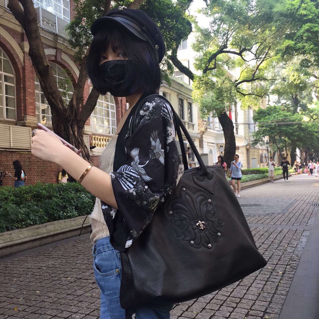 Neverfull Scout Flower Handbag on Body