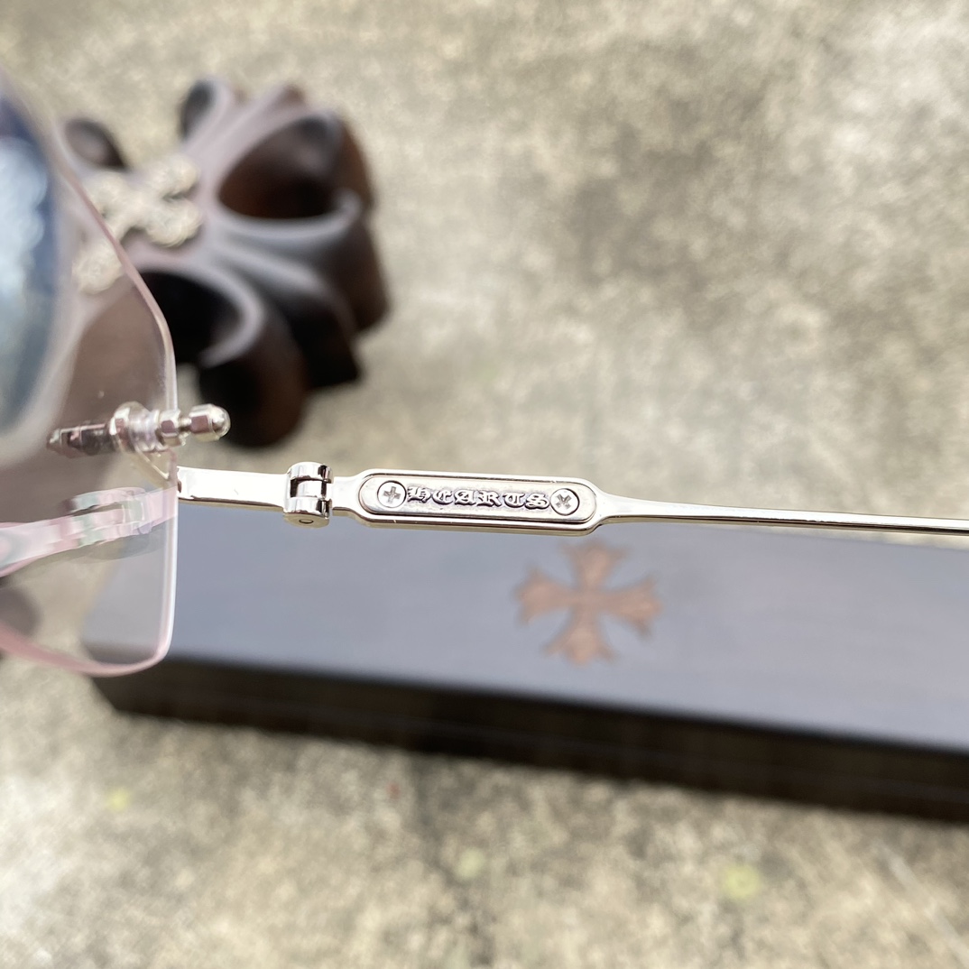 CH Frameless Cross Pattern SilverA super popular model, identical to the original. High-quality finish, every detail is meticulously crafted, with exclusive hand-engraved lettering. Only a few hundred yuan!Eyeglasses are personal items; we do not