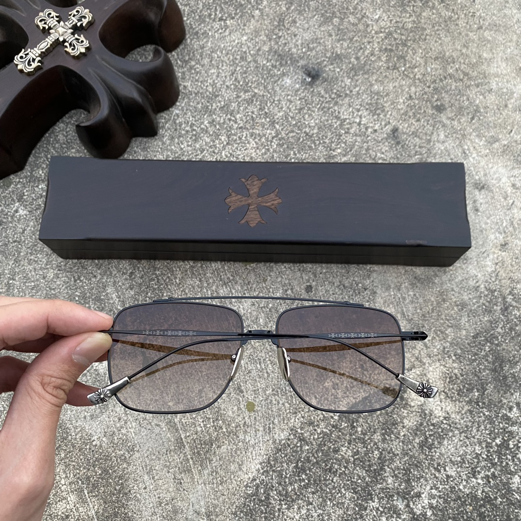 CH Aviator Sunglasses (Brown)A super popular pair, identical to the original, with high-quality nose pads and meticulous attention to detail. Exclusive hand-engraved lettering. Only a few hundred yuan!Eyeglasses are personal items; we do not offe