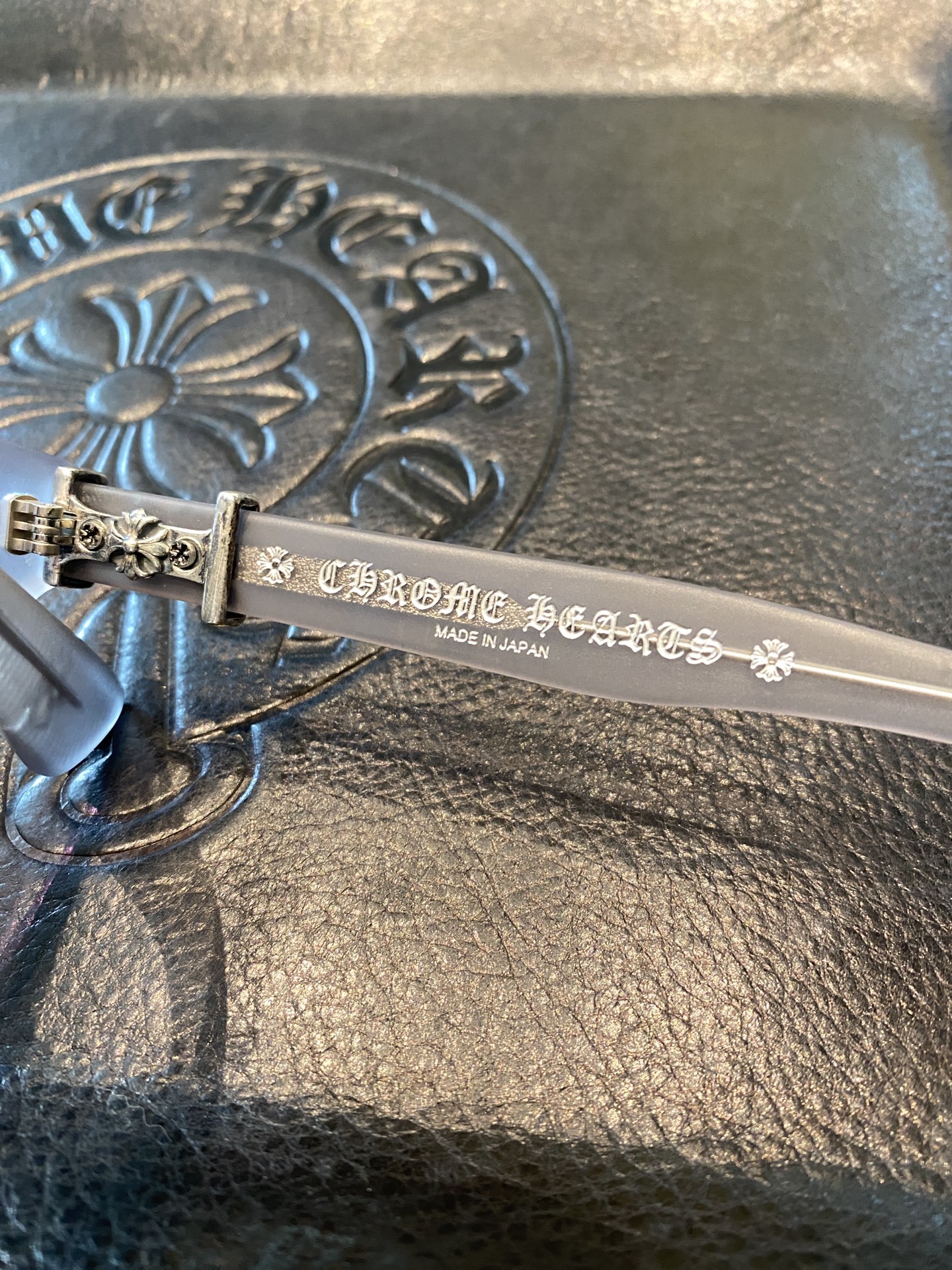 Chrome Hearts925 Sterling Silver Accessories Sky Grey Sword GlassesCombination frame with two 925 sterling silver sword ornaments. Two cross-shaped details inside. 1:1 replica, meticulous attention to detail. The large black frame is very flatter