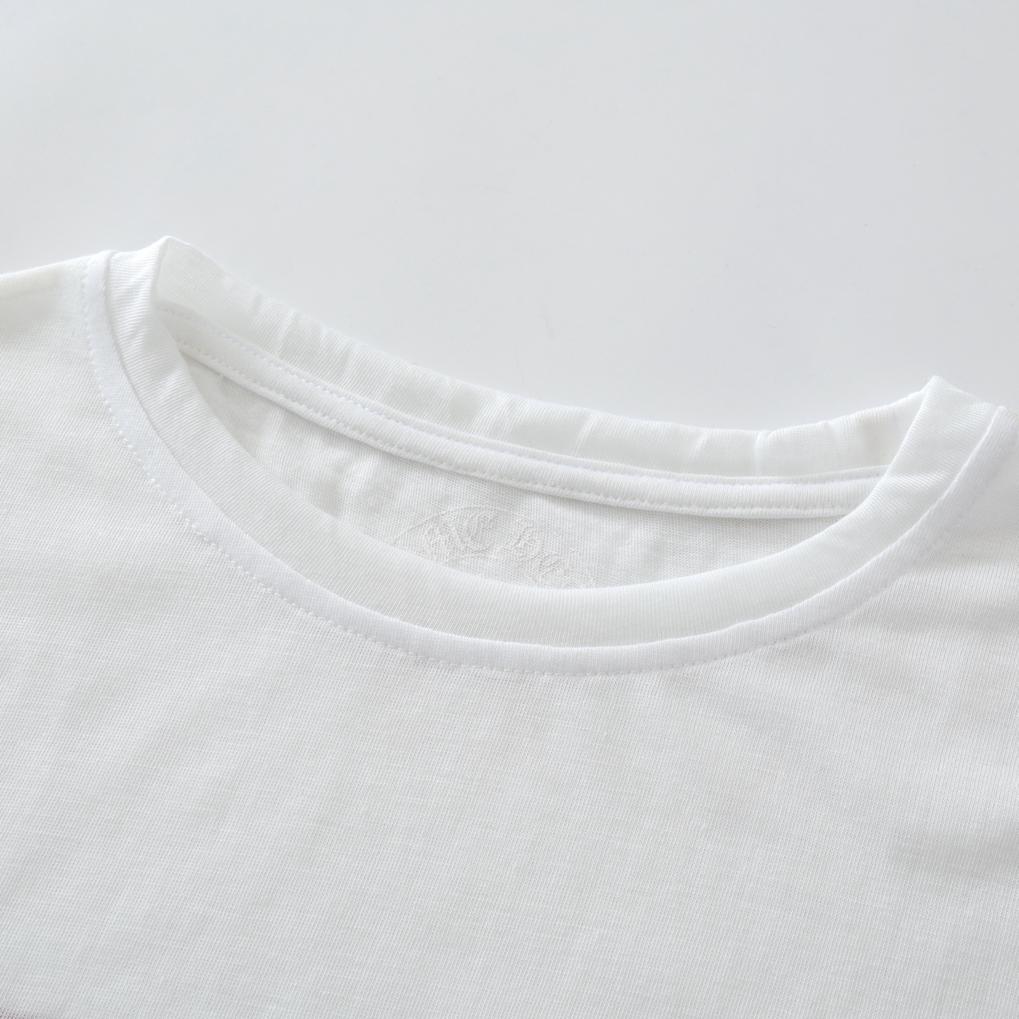 CH's new five-star flag lightweight sun-protective long-sleeved shirt. Two colors and all sizes are now available. The fabric is 130g 20% ​​linen and 80% polyester. The print uses an imported Israeli printing machine with heat transfer printing techn