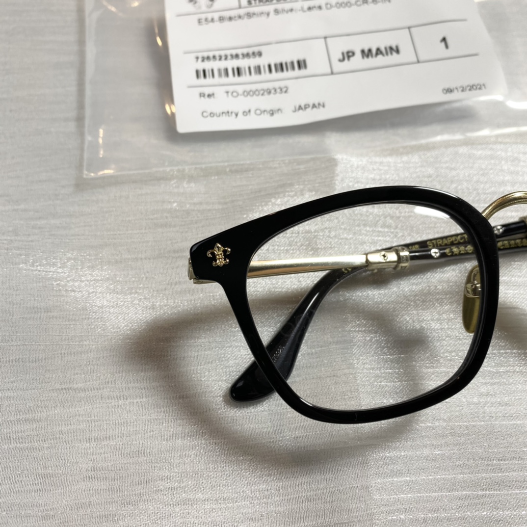 CH Stratadictome Rare Scout Emblem925 Sterling Silver Gold Plated + Titanium Optical Glasses, UnisexA bit pricey due to the high silver content, but definitely worth it. A pair I kept for myself; they look great on my face.Size 51-21-148A ver