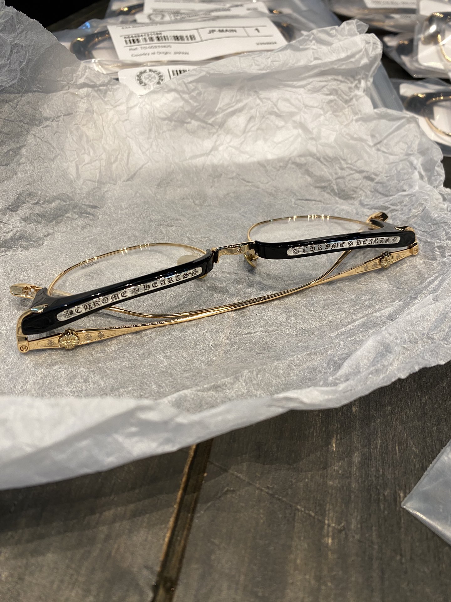 IP vacuum electroplating texture, color and luster standard for department store quality. Not the Taobao generic version; the gold luster is very faint with a greenish tinge.