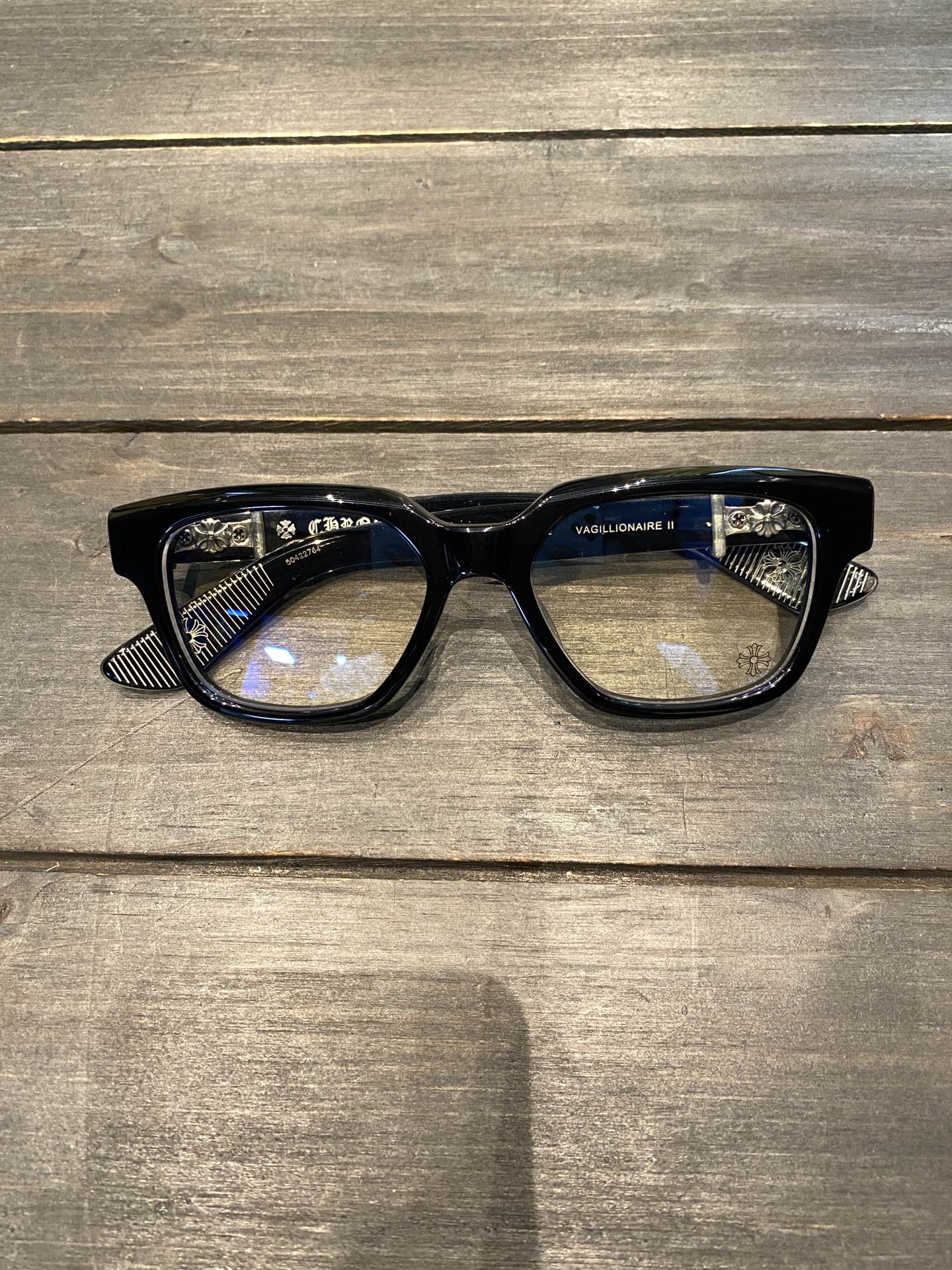 Chrome Hearts925 Sterling Silver Accessories, Glossy Black Sword GlassesCombination frame with two 925 sterling silver sword ornaments. Two cross-shaped details inside. 1:1 replica, meticulous attention to detail. The large black frame is very fl