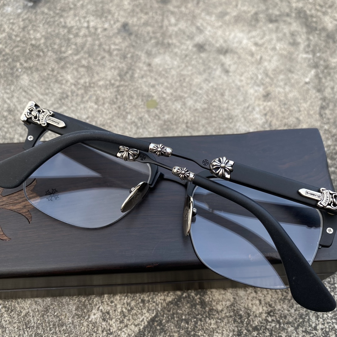 CH Matte Black Sword Cross GlassesA super popular pair, identical to the original, with high-quality nose pads and meticulous attention to detail. Exclusive hand-engraved lettering. Only a few hundred yuan!Glasses are personal items; we do not of
