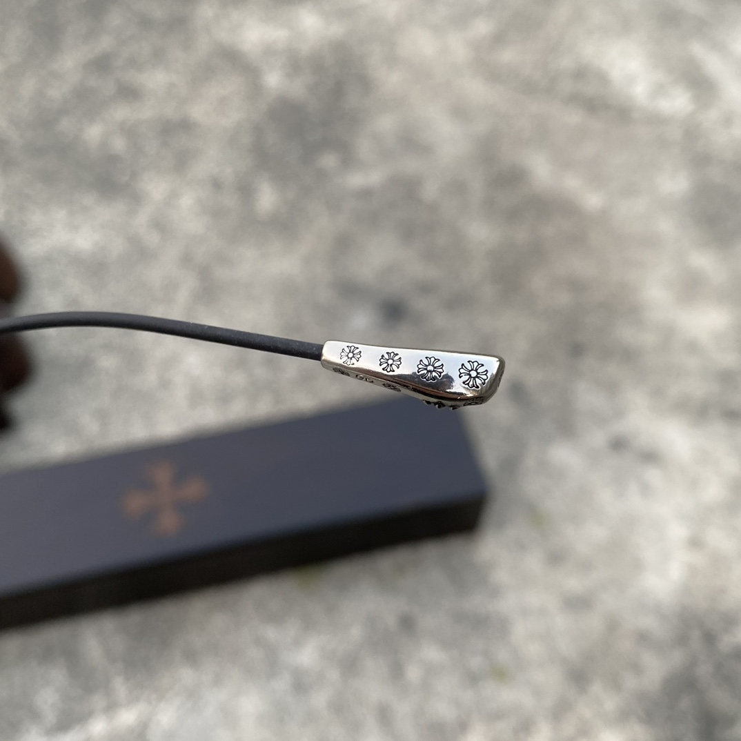 CH Ultralight Pure Titanium Cross-Shaped Glasses (Pure Black)A super popular pair, identical to the original, with high-quality craftsmanship. Every detail is meticulously crafted, featuring exclusive hand-engraved lettering. Only a few hundred yua