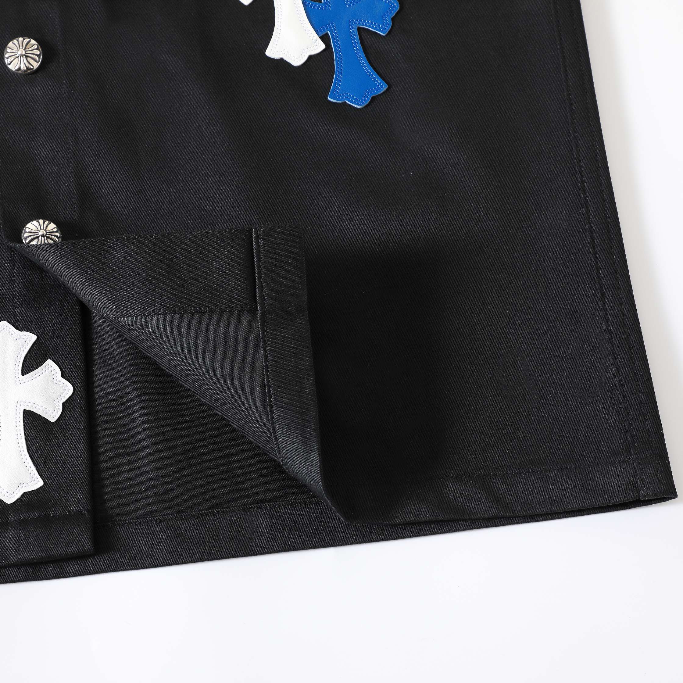 CH limited edition blue and white shirt jacket, unisex style. The fabric is made of double-strand combed yarn blended with cotton. Minimum order quantity is 3000 yards. Custom production cycle is two months. We strive for perfection in details. To en