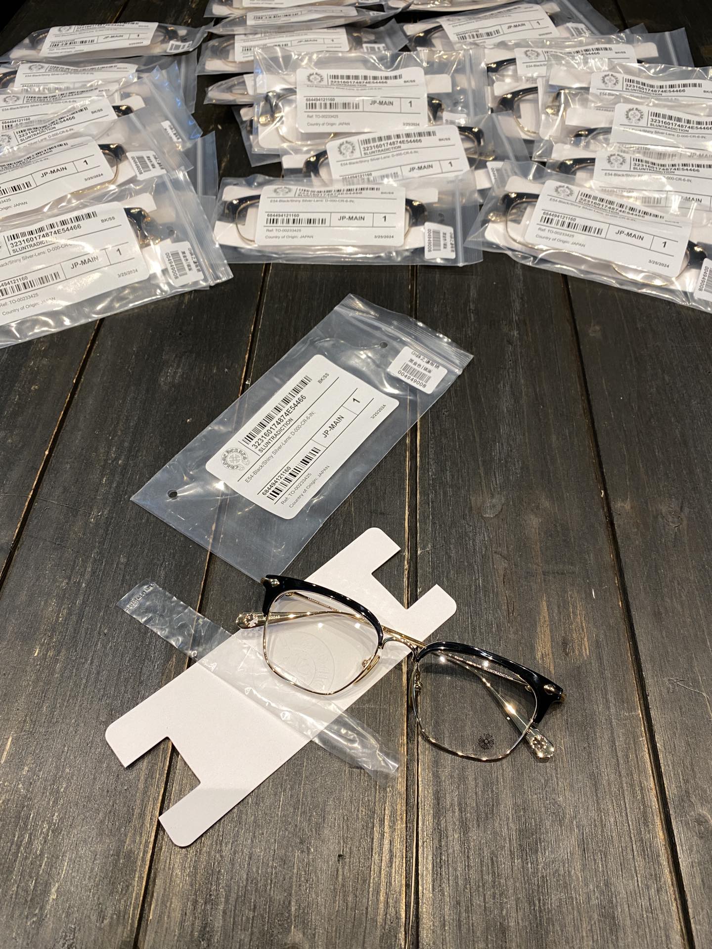 Chrome Hearts Black Gold Xue Zhiqian's Style GlassesAuthentic frames costing over 10,000 RMB are directly disassembled and developed from scratch; agent prices have been comprehensively reduced.Classics never go out of style. The Sluntradiction f