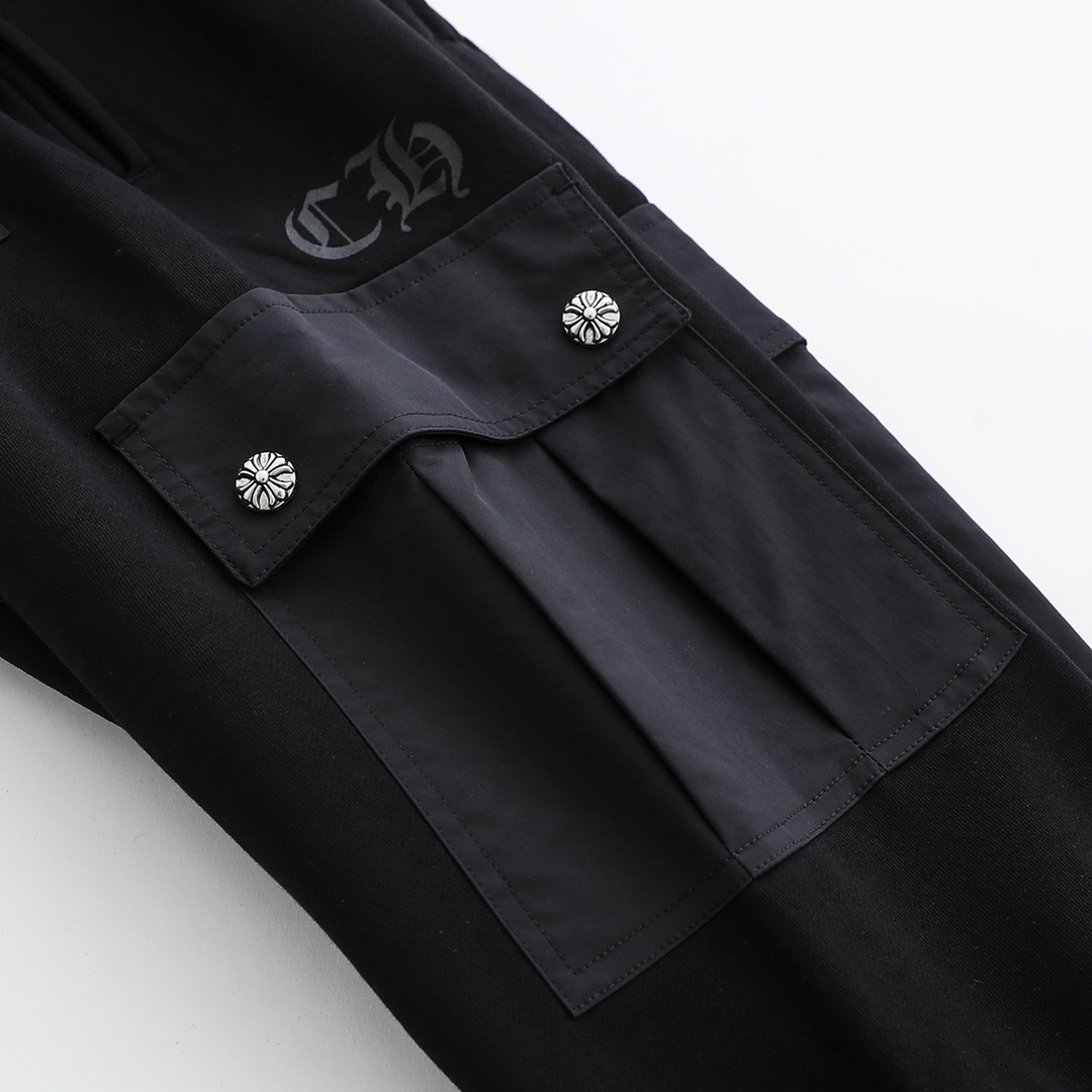 CH's new Chrome Hearts cargo pants. All sizes are now available. Made of 380g double-ply terry cotton, finished with a washed finish for a soft, supple, and substantial feel. Embroidery is processed on imported TAJIMA machines. Custom high-density ny