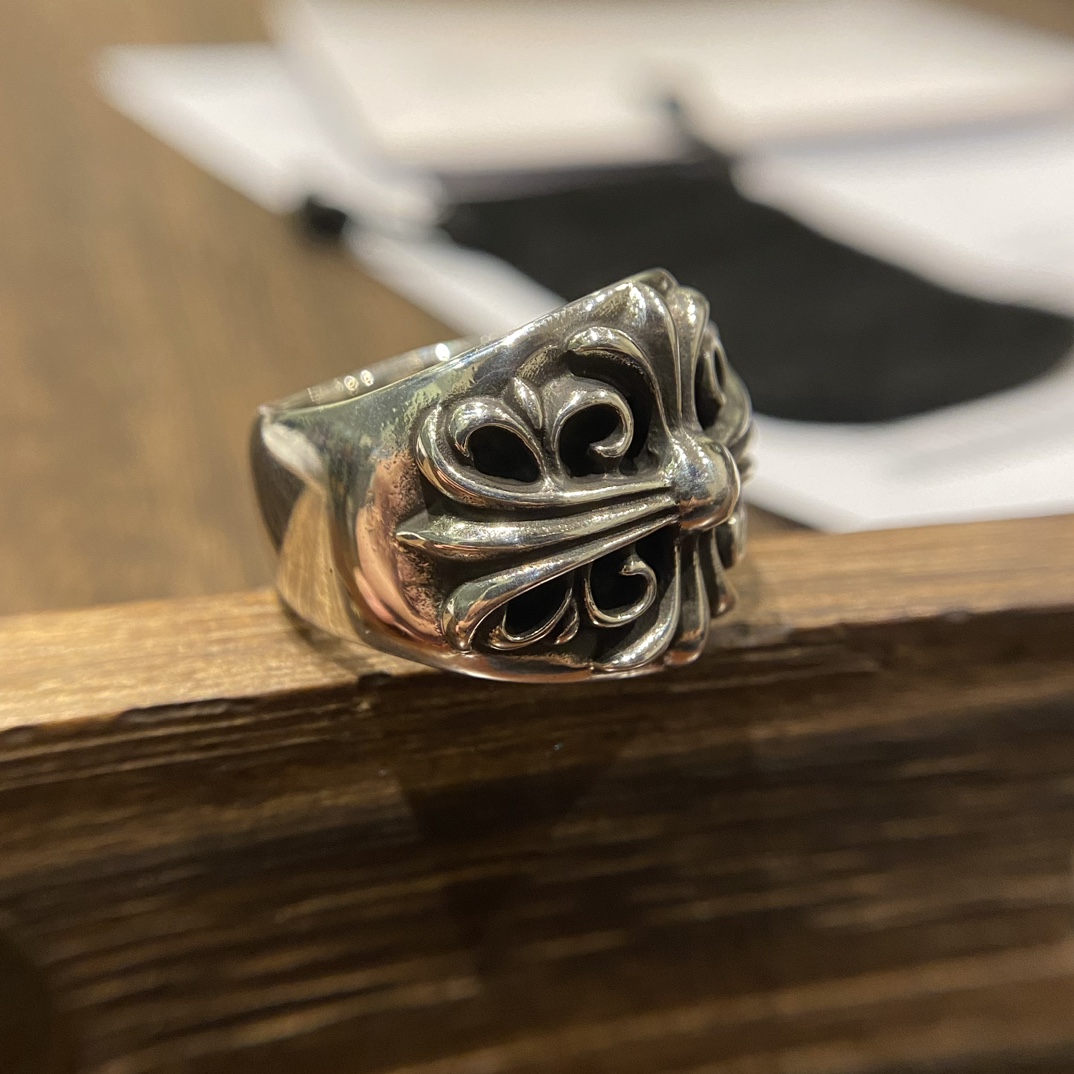 Chrome HeartsTop-quality domestic version of the wide Guardian ringAuthentic design, genuine-grade distressed engraving, anodized textureA high-volume seller daily; the craftsmanship and details speak for themselvesThis Guardian ring, in term