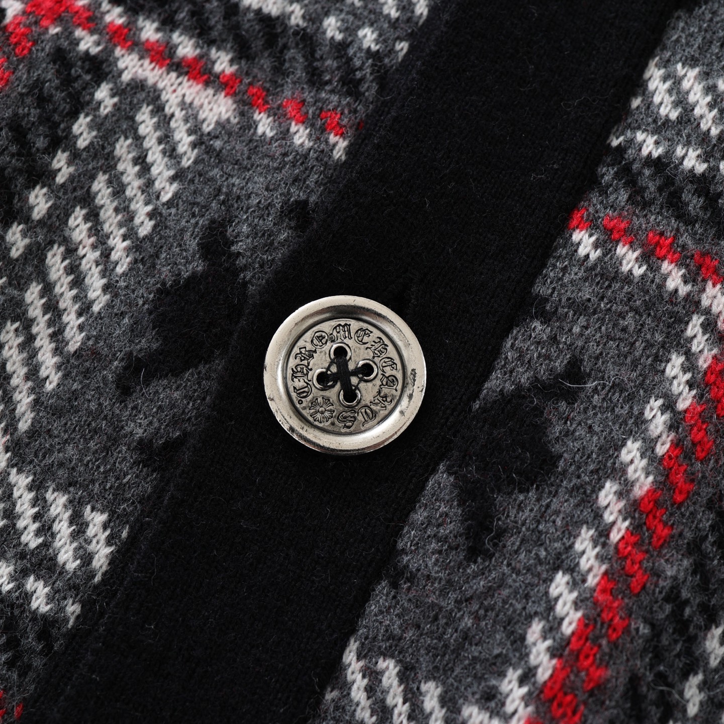 CH's new cross-knit cashmere cardigan. All sizes are now available. Original buttons purchased from the boutique for 23,300. Custom-spun yarn composition: 55% wool + 30% cashmere + 15% nylon blend. Custom genuine leather neck label. Custom-molded sil