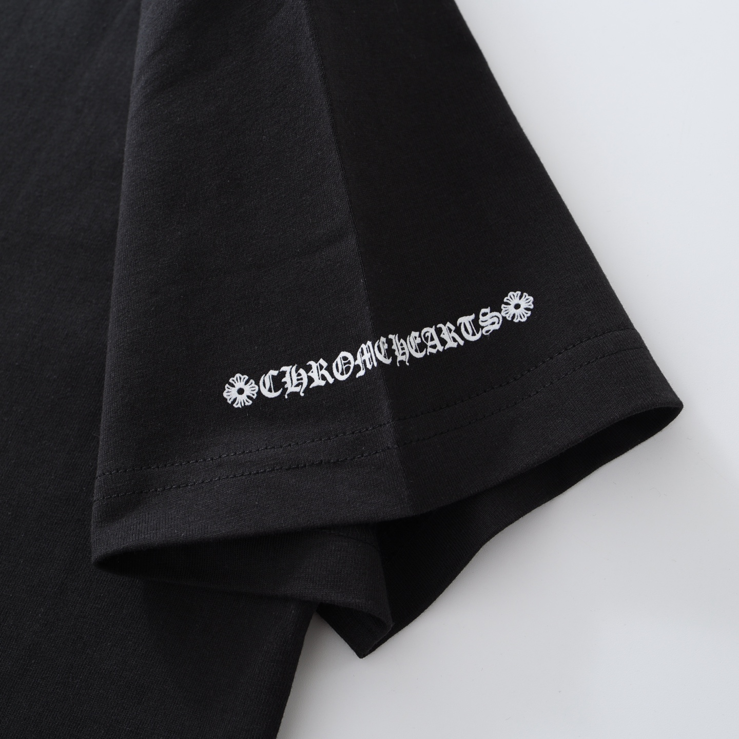 CH's new short-sleeved T-shirt with a subtle three-element pattern on the back. Available in two colors and all sizes. Made of 230g 26-knit cotton with a garment-wash finish. The print uses an ink-printing process. Custom-made accessories. Produced b