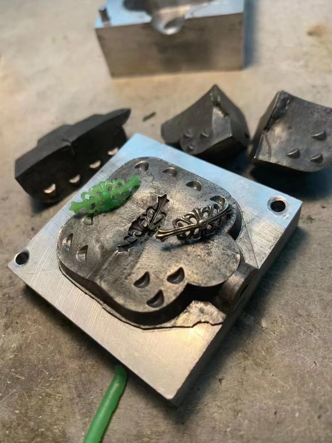 SKIN SKIN Silver Polka Dot GlassesExclusive 925 Silver Polka Dot Glasses with Perfectly Replicated DetailsWe previously made a batch of silver polka dot glasses, and recently some customers have been requesting them again.So we're making anothe