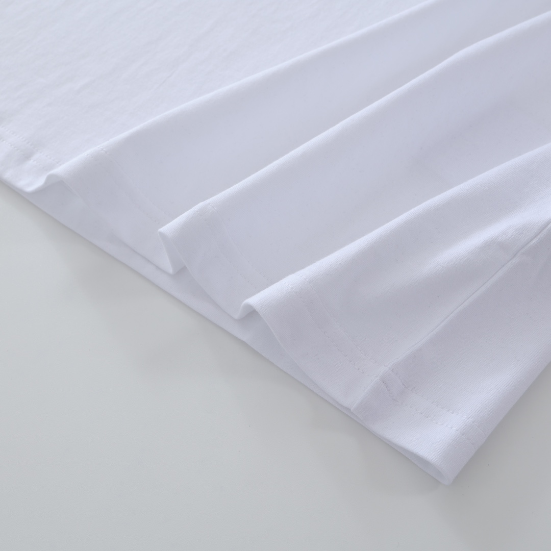 CH's new Sanskrit print long-sleeved shirt with collar. Available in three colors and all sizes. Original Hong Kong import, purchased for 8399. Made of 220g 100% cotton. The print uses a foaming process. Custom accessories. High-quality workmanship f