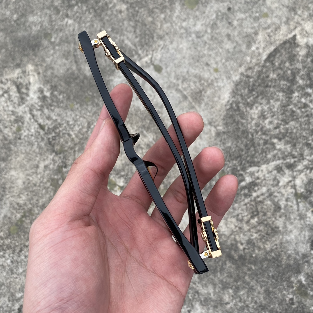 Chrome Hearts Gold Cross Black Frame Diamond-Studded GlassesExtremely comfortable to wear. This is another top-quality pair of glasses. The cross logo is printed on both sides of the frame, understated yet detailed. Suitable for both men and women.