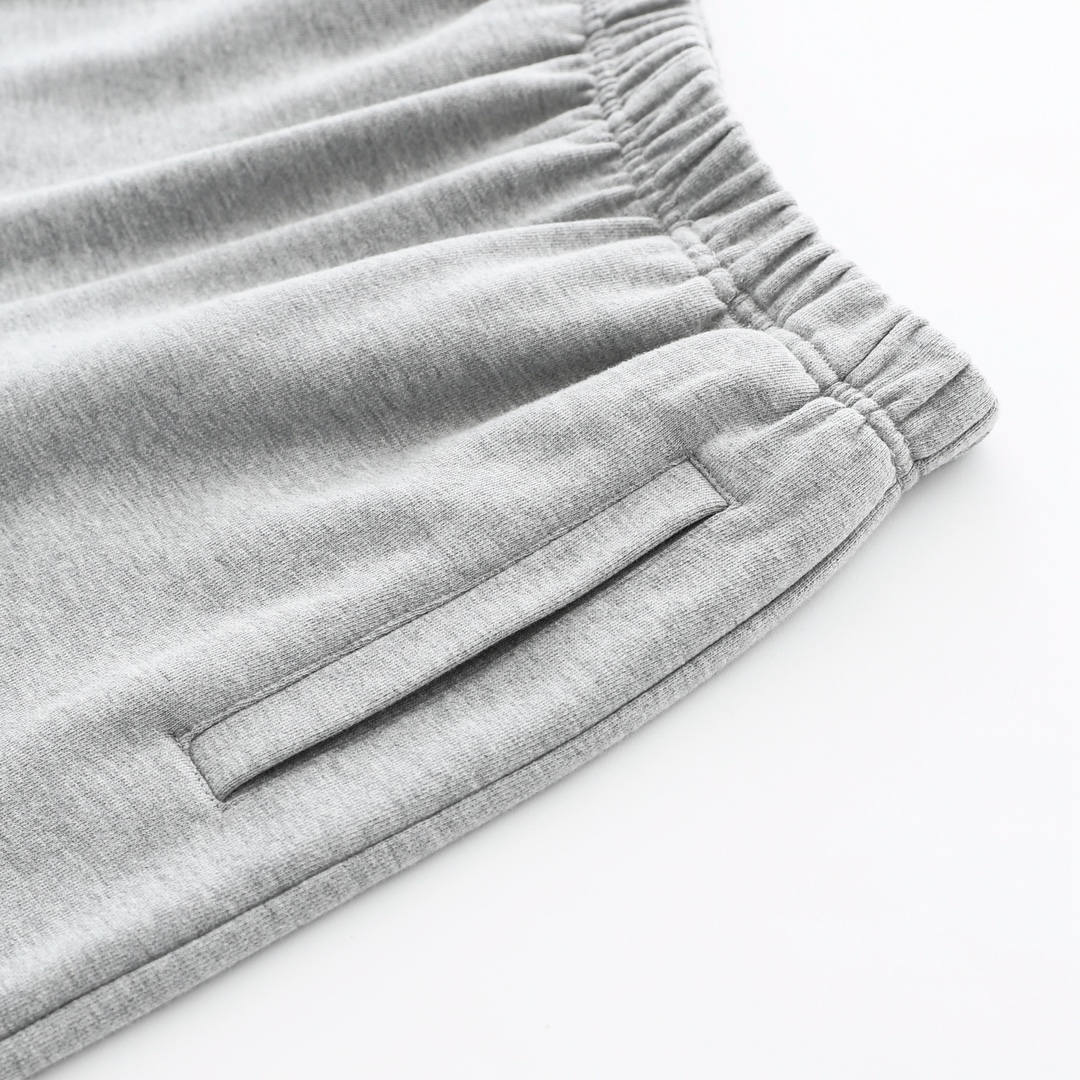 CH's new cross shorts. Two colors and all sizes are now available. Made with 330g imported natural heather yarn, woven by Conny Ltd., for a soft and comfortable feel (unlike domestic terry cloth). The garment features a washed finish. The pocket lini