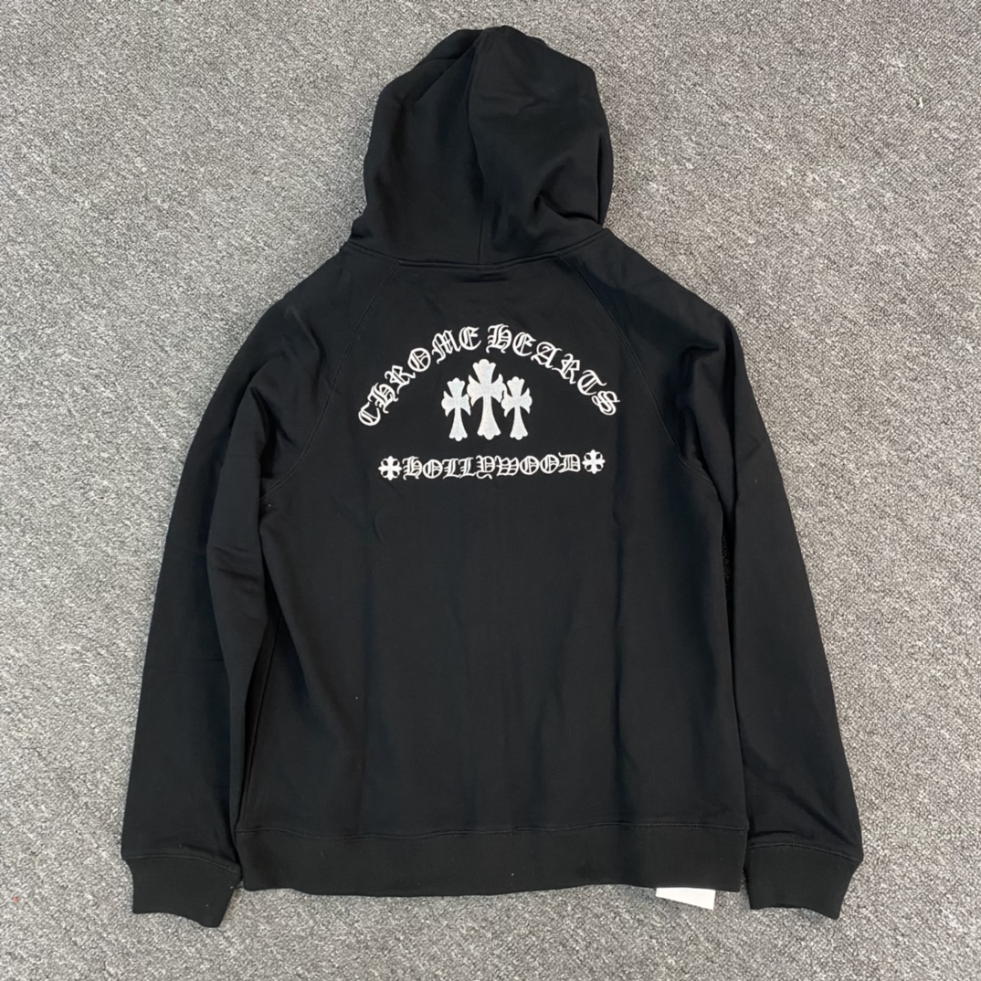 Chrome Hearts' latest cross-stitch embroidered zip-up sweatshirt. Made from custom-dyed pure cotton fabric, with imported ink printing for a three-dimensional effect. Exquisite embroidery with thousands of stitches. Perfectly customized!Sizes: S M