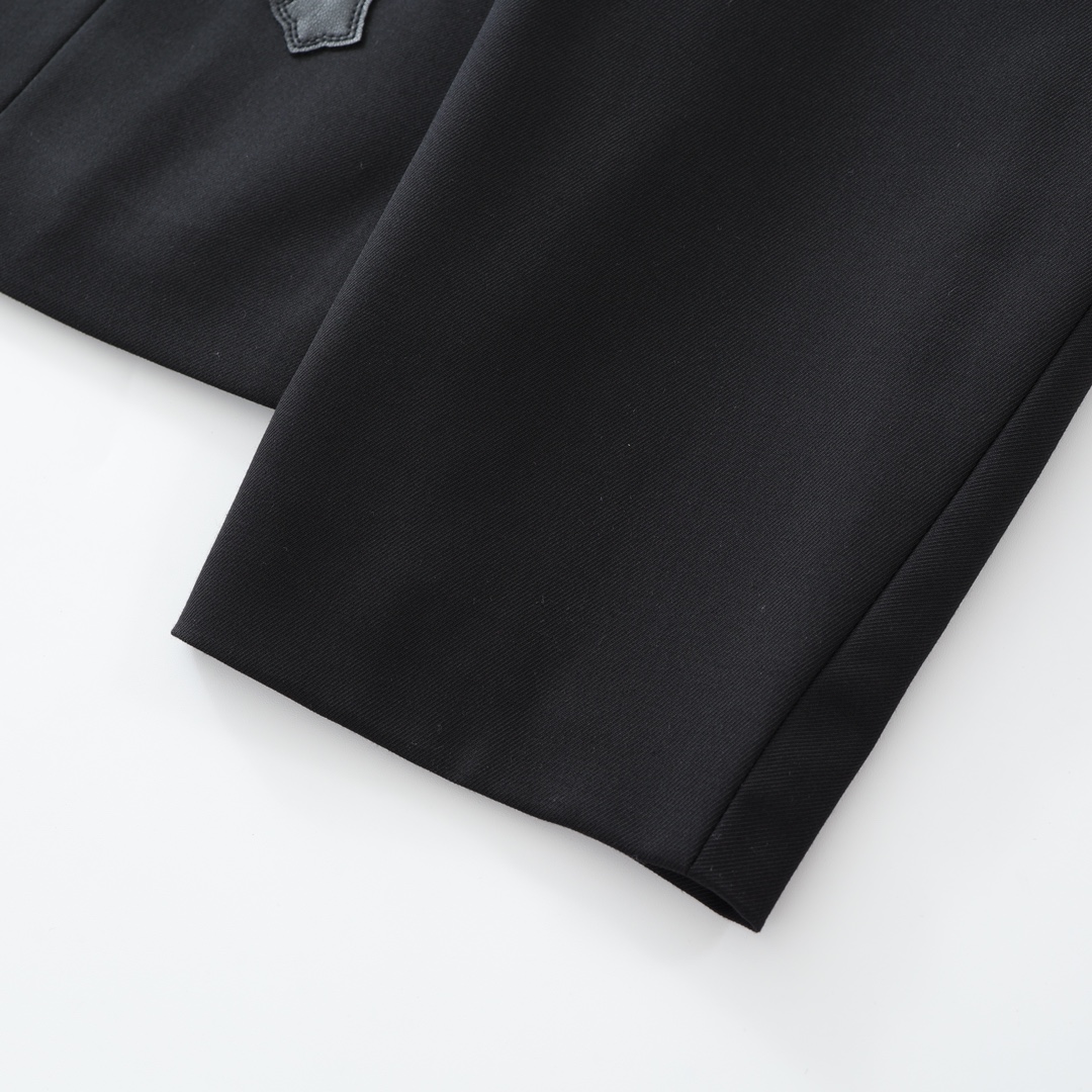 CH's new collaboration with CDG suits. All sizes are now available. Original version purchased from Hangzhou Guozhuan for 27,000 RMB. Fabric: custom-woven wool yarn, custom-woven silk (lining, piping, pockets), custom genuine lambskin cross, appliqué