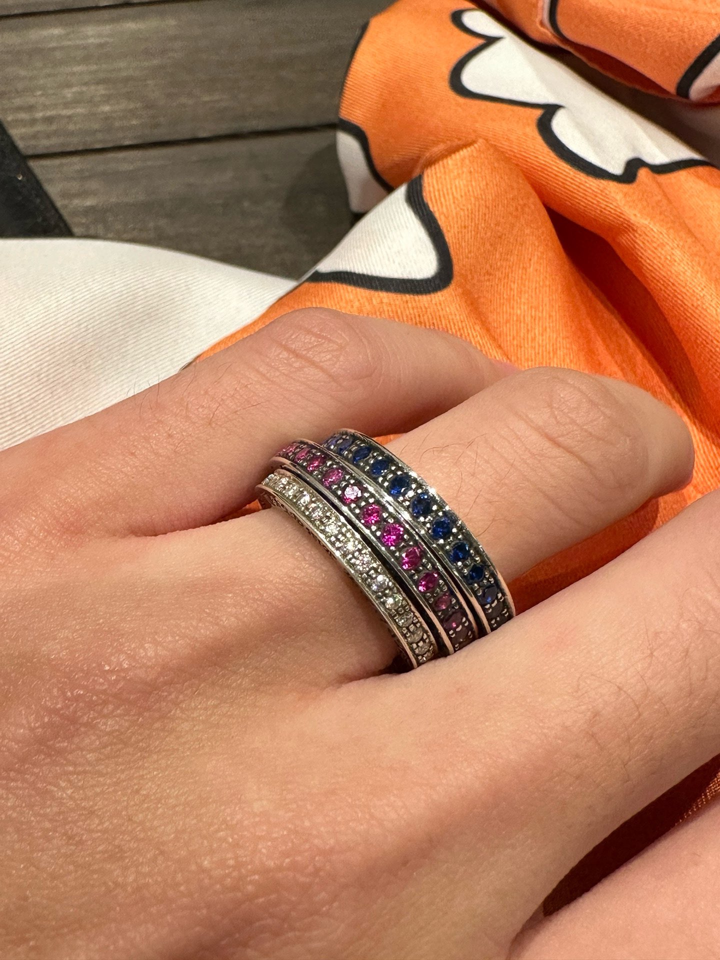 Custom-ordered 3mm colored diamond ring, hand-set with plum blossom studs. The setting craftsmanship is identical to the original. Those who know their stuff can see the pictures. There's no comparison to versions costing a couple hundred yuan on the