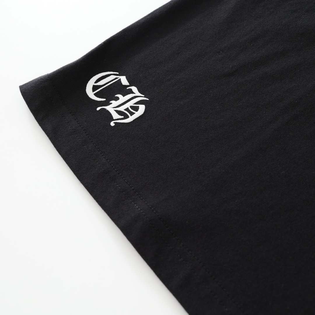 CH's new all-over print short-sleeved T-shirt. All sizes available. Made of 26-knit 180g pure cotton blend. Garment washed finish. Printed using a foaming process. Custom accessories. High-quality craftsmanship from a reputable factory. Comfortable a