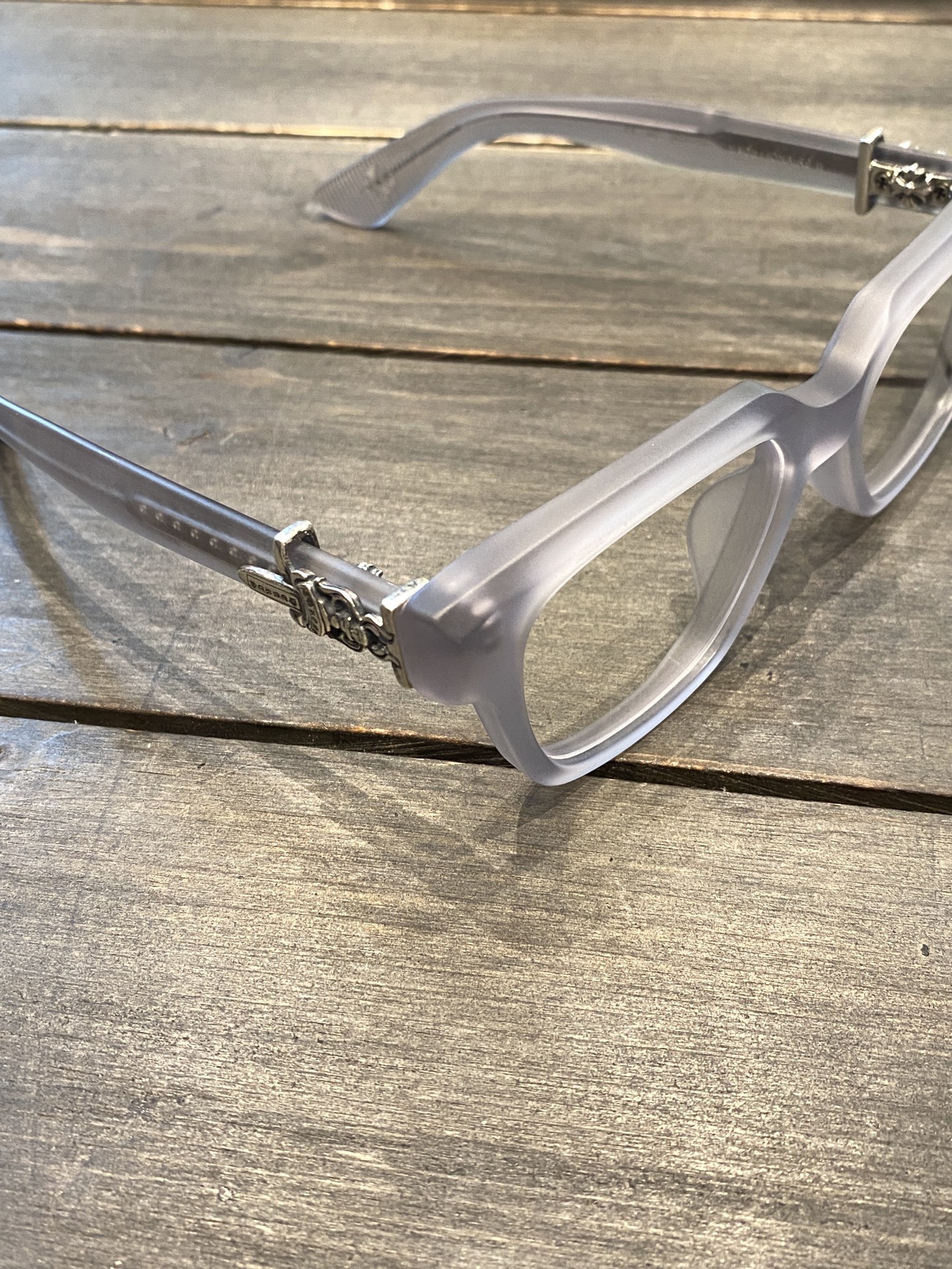 Chrome Hearts925 Sterling Silver Accessories Sky Grey Sword GlassesCombination frame with two 925 sterling silver sword ornaments. Two cross-shaped details inside. 1:1 replica, meticulous attention to detail. The large black frame is very flatter