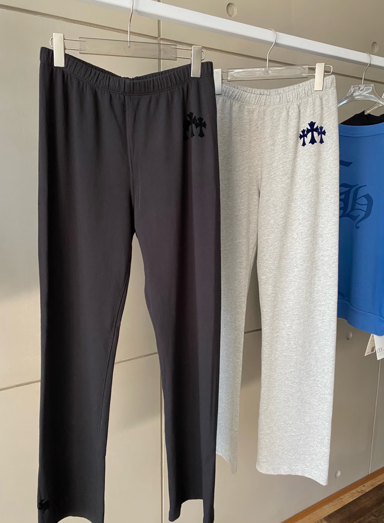 Chrome Hearts Grey Flocked Three-Cross Casual Sweatpants. Made of custom-woven and dyed chunky knit loose fabric, segmented cut. Uses the same electrostatic flocking process as the original garment, not the usual die-cut process; the color may vary d