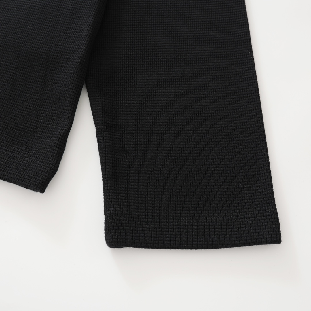 CH's new long-sleeved shirt with a cross on the back, waffle pattern. All sizes are now available. Made of 280g double-layered 100% cotton waffle pattern, it's thick, soft, and comfortable. Embroidery is processed on imported TAJIMA machines. Custom