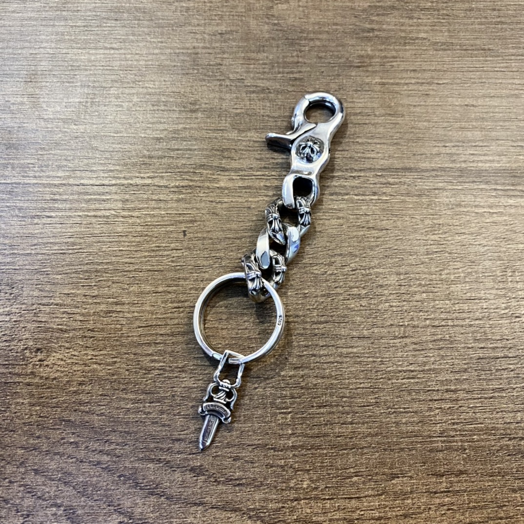 【Chrome Hearts Lobster Cross Keychain】Made entirely of 925 sterling silver, including the clasp.Weighs nearly 60 grams, with an exceptionally high-quality feel.Made to order, with an antiqued and oxidized finish; the silver content is identical