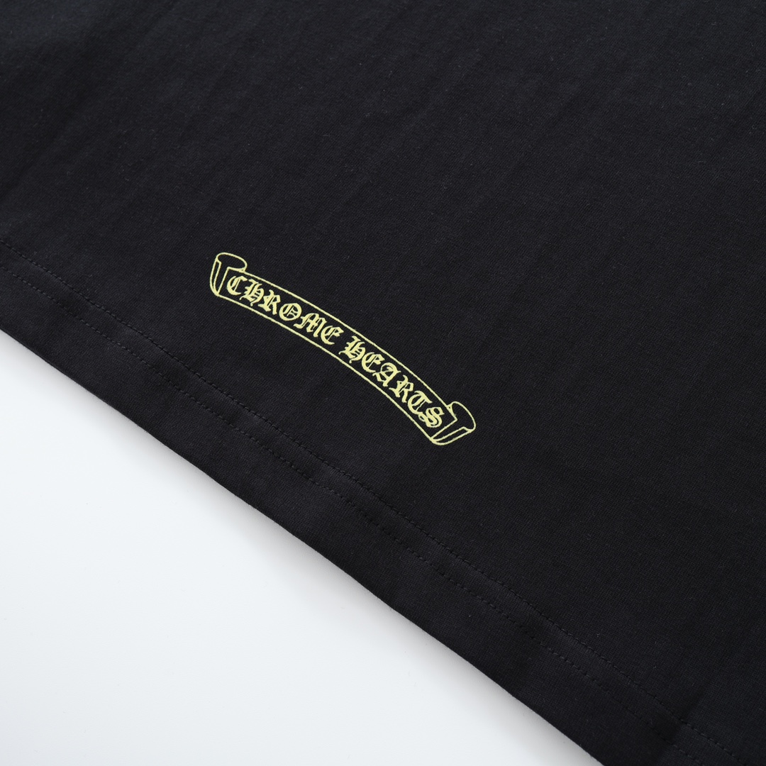 CH's new Sanskrit print long-sleeved shirt with collar. Available in three colors and all sizes. Original Hong Kong import, purchased for 8399. Made of 220g 100% cotton. The print uses a foaming process. Custom accessories. High-quality workmanship f