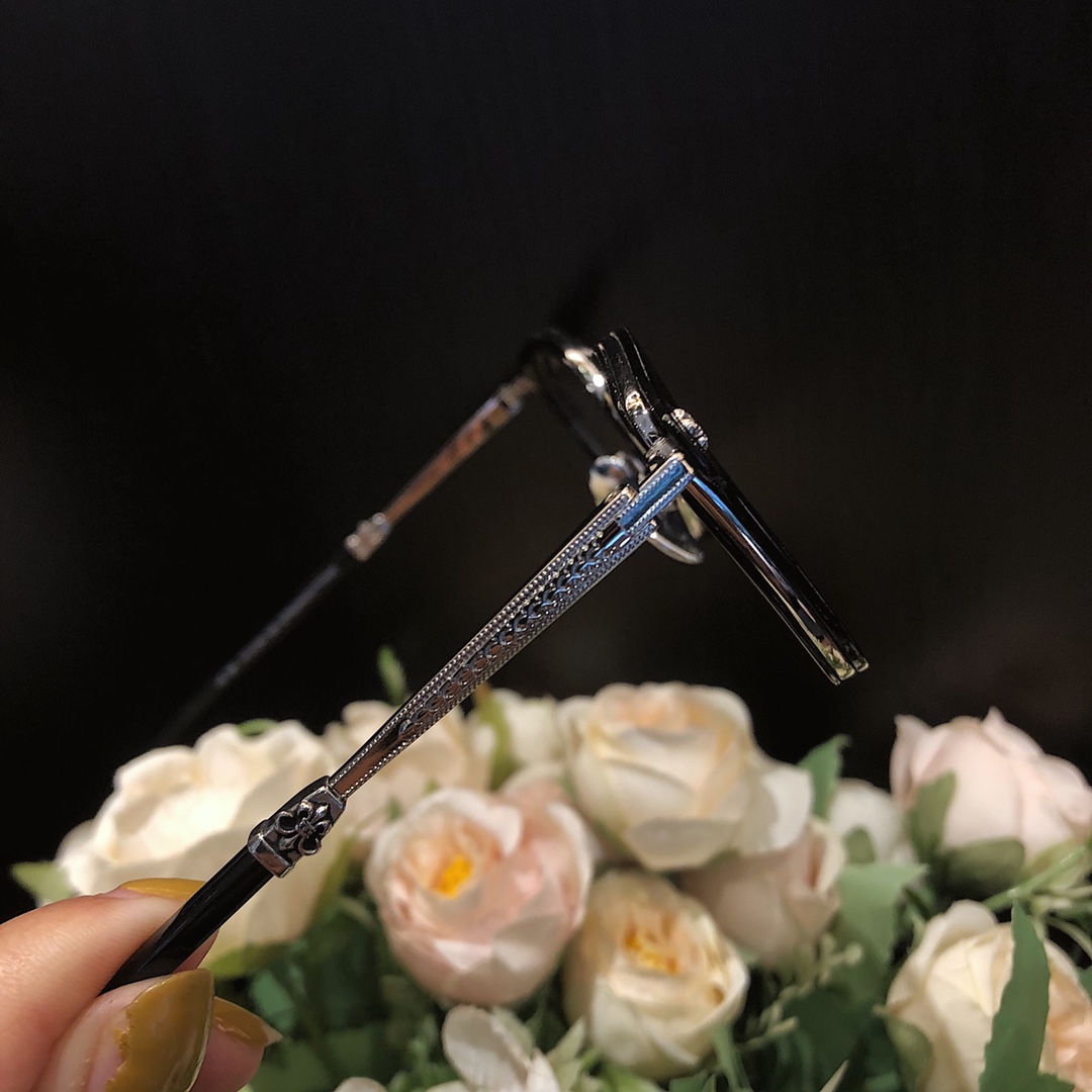 KKChromeHearts Scout Floral Black-rimmed GlassesSize: Lens width 53mm, Temple width 150mm, Total width 148mm